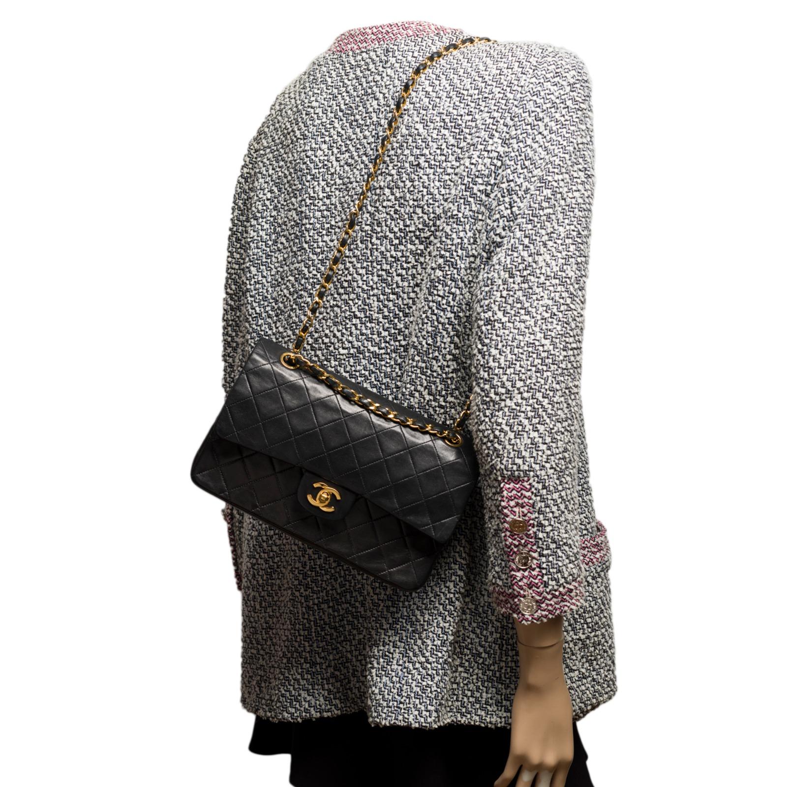 Bolso Chanel Timeless mediano con doble solapa en piel acolchada negra, GHW 5