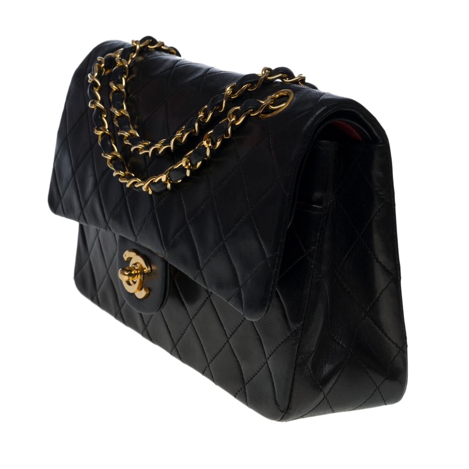 Bolso Chanel Timeless mediano con doble solapa en piel acolchada negra, GHW Negro
