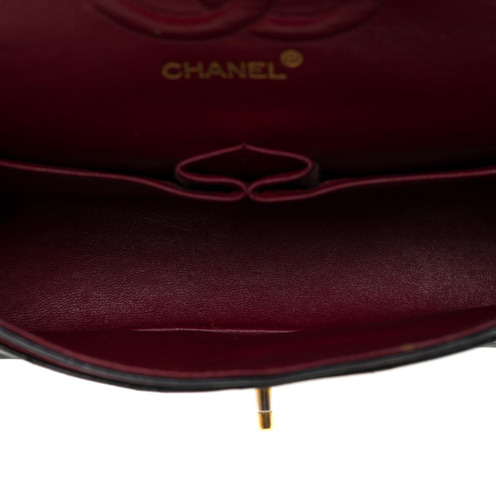 Bolso Chanel Timeless mediano con doble solapa en piel acolchada negra, GHW 1