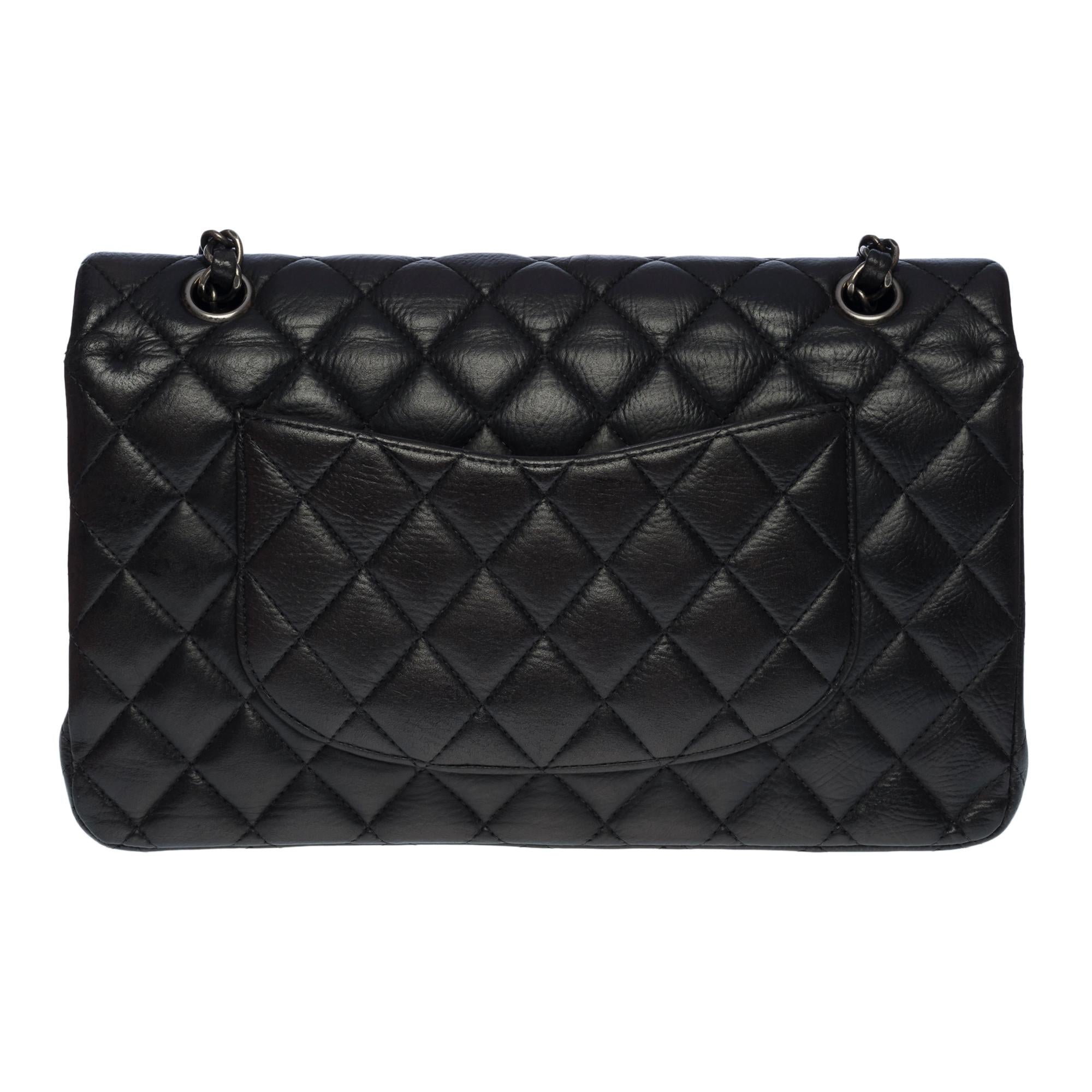Amazing Chanel Timeless medium 25cm shoulder double flap bag limited edition in black quilted grained leather, ruthenium metal hardware, black leather interlaced ruthenium metal chain for a shoulder and shoulder strap
Backpack pocket
Closure by