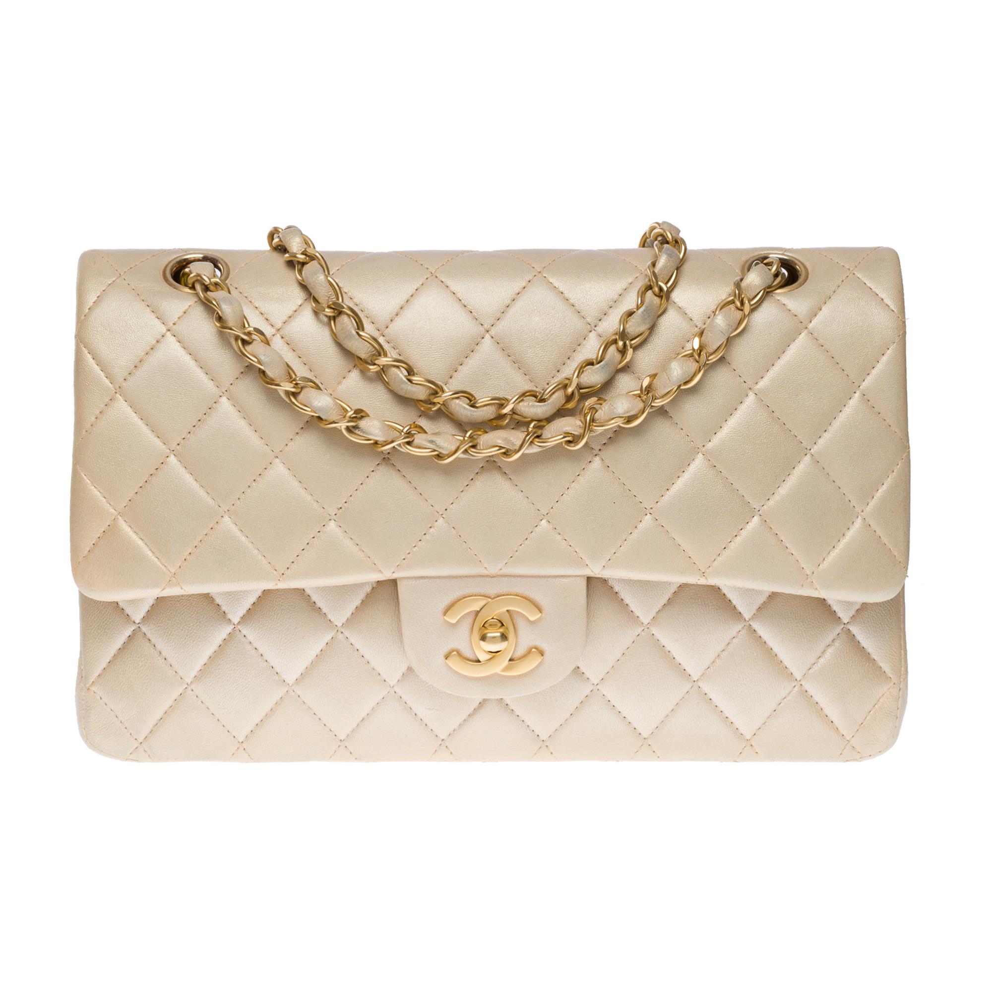 Splendid & Rare Chanel Timeless medium 25 cm double flap shoulder bag in iridescent gold quilted lambskin leather, antique gold metal trim, gold-plated metal chain interwoven with gold leather for a shoulder and shoulder strap

Patch pocket on back