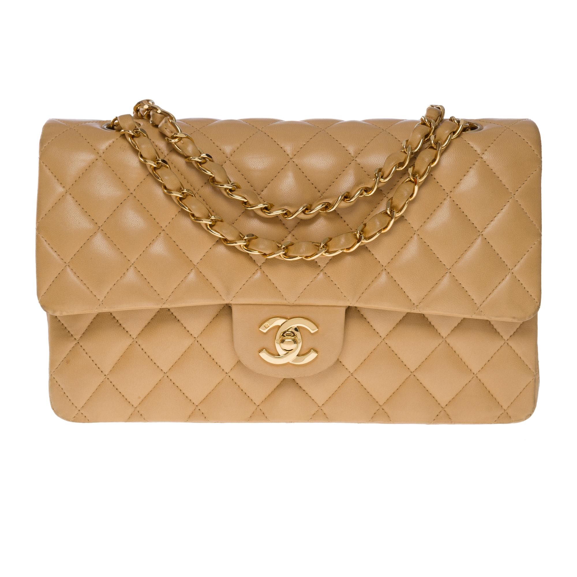 Exceptional Chanel Timeless medium double flap shoulder bag in beige quilted lambskin leather, gold metal hardware, gold metal chain handle interwoven with beige leather for a shoulder and crossbody carry
Backpack pocket
Closure by flap, clasp