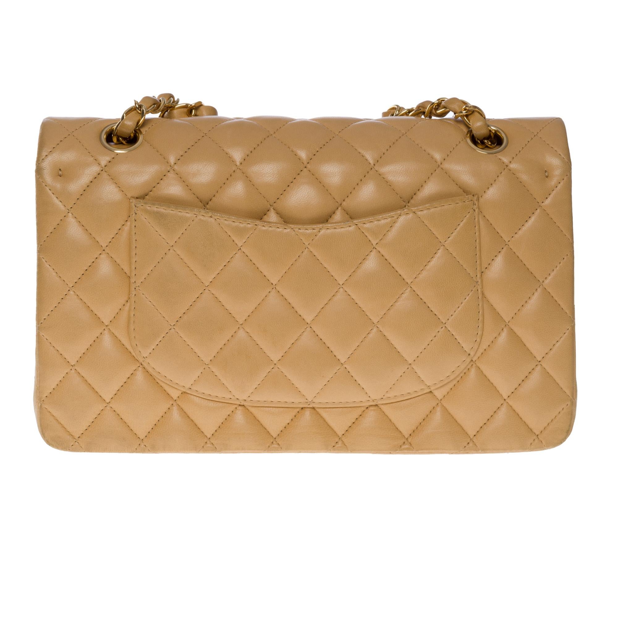 Chanel Timeless medium double flap shoulder bag in beige quilted lambskin, GHW In Good Condition For Sale In Paris, IDF
