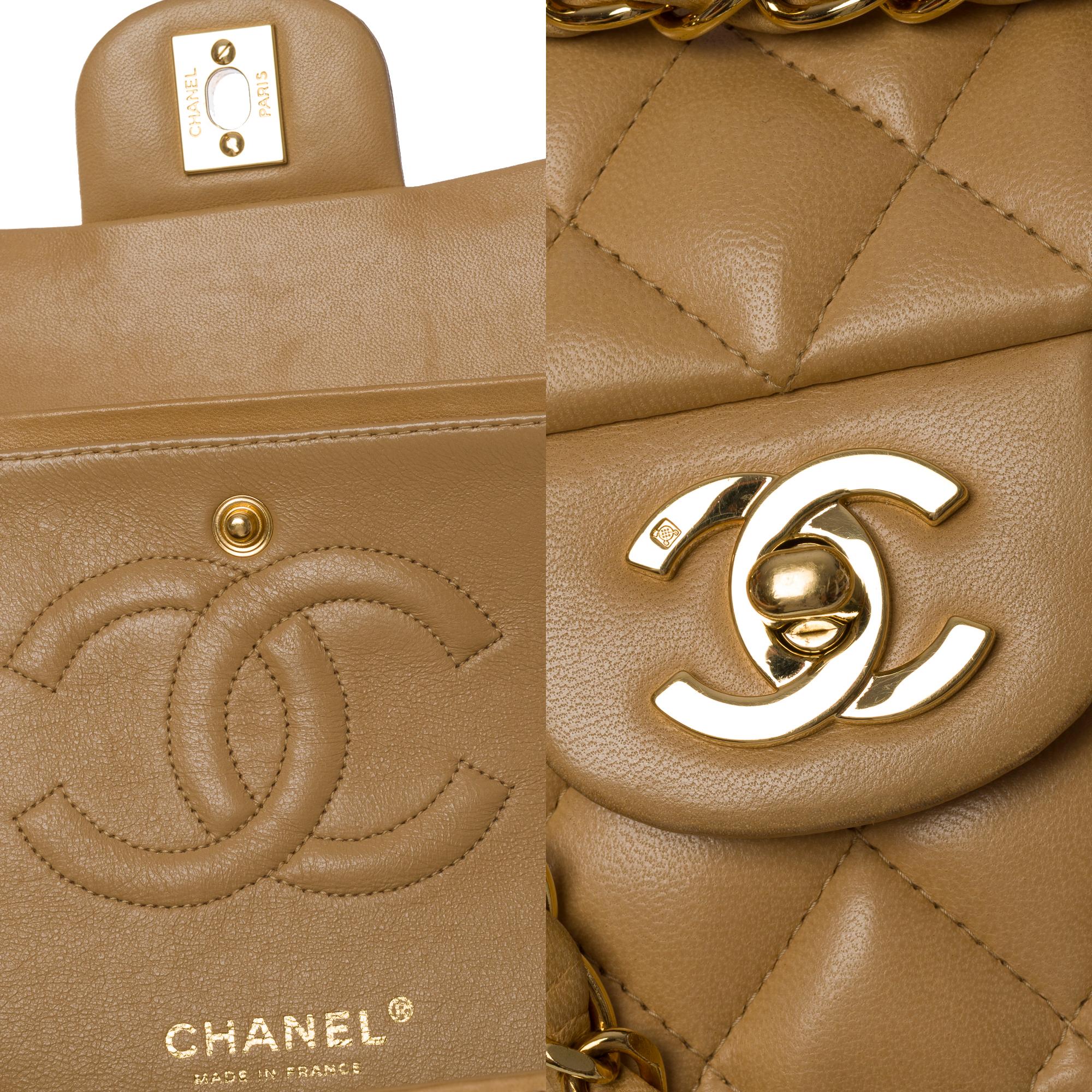 Chanel Zeitlose mittelgroße Umhängetasche mit doppelter Klappe aus beigem gestepptem Lammfell, GHW im Angebot 2