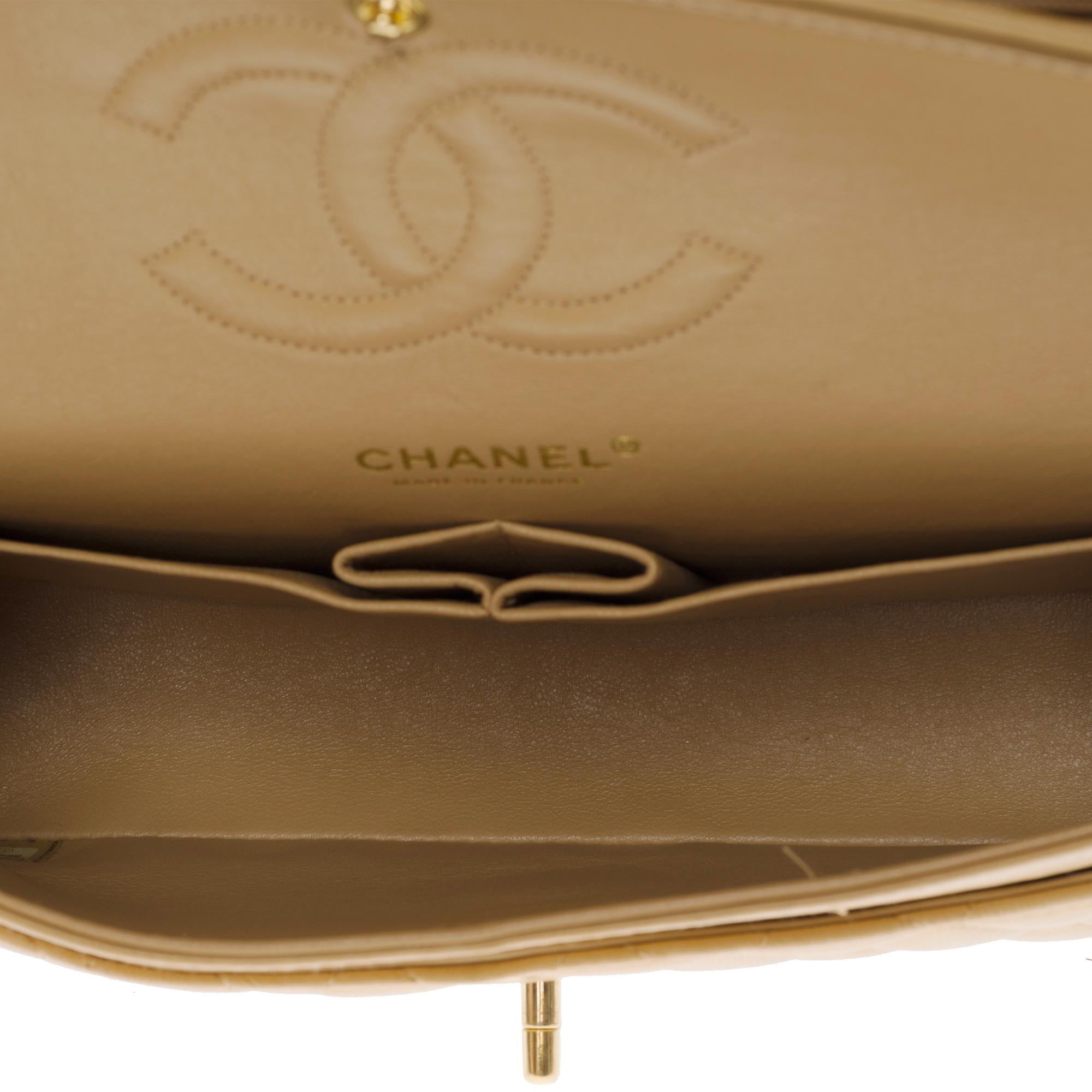 Chanel Zeitlose mittelgroße Umhängetasche mit doppelter Klappe aus beigem gestepptem Lammfell, GHW im Angebot 4