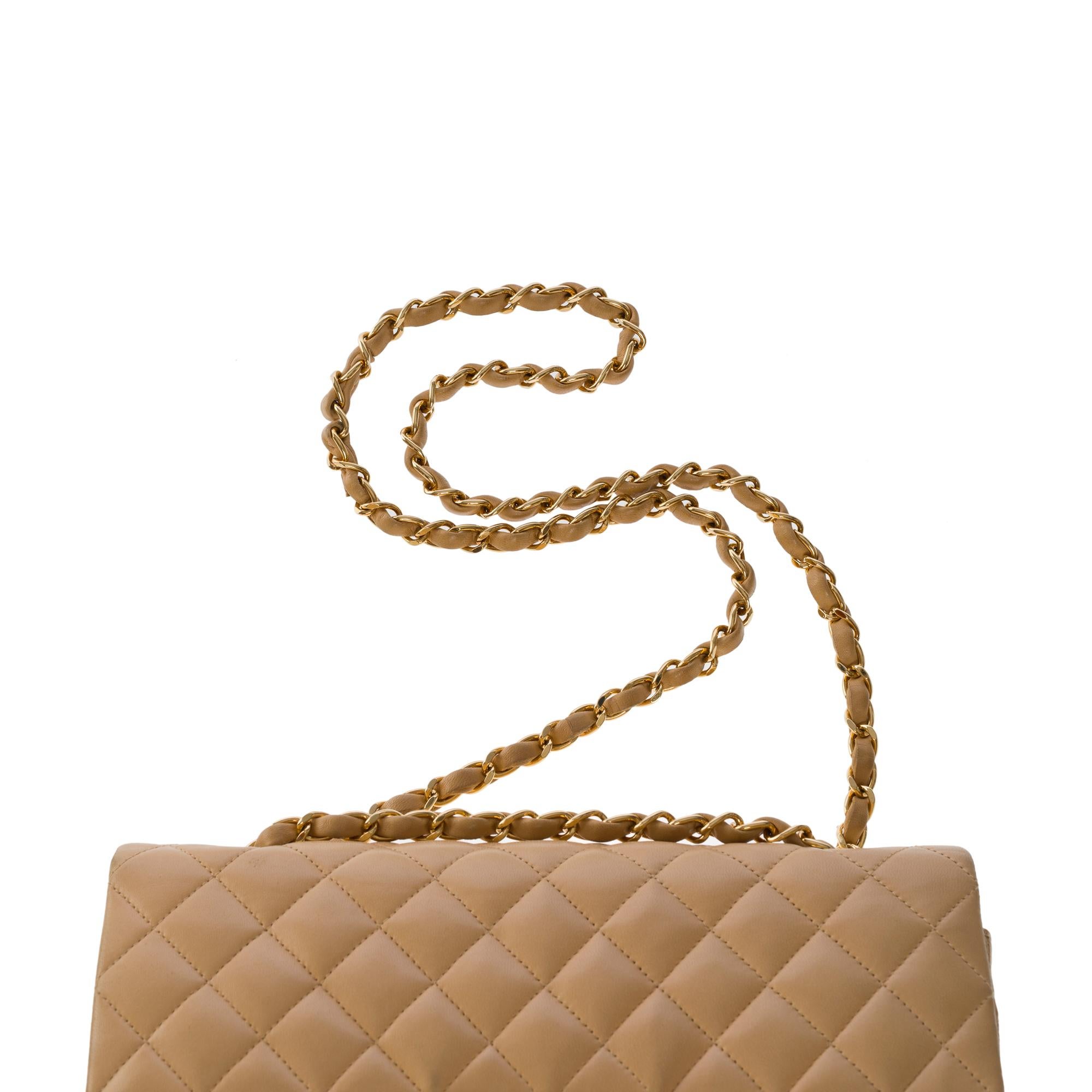 Chanel Zeitlose mittelgroße Umhängetasche mit doppelter Klappe aus beigem gestepptem Lammfell, GHW im Angebot 5