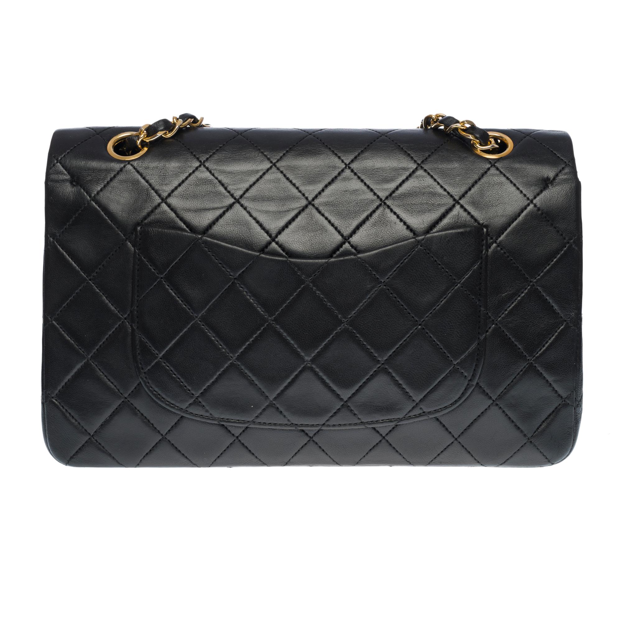 The coveted bag Chanel Timeless Medium 25 cm double flap shoulder bag in black quilted leather, gold metal hardware, gold metal chain interwoven with black leather for a shoulder and shoulder strap

Backpack pocket
Flap closure, gold-tone CC