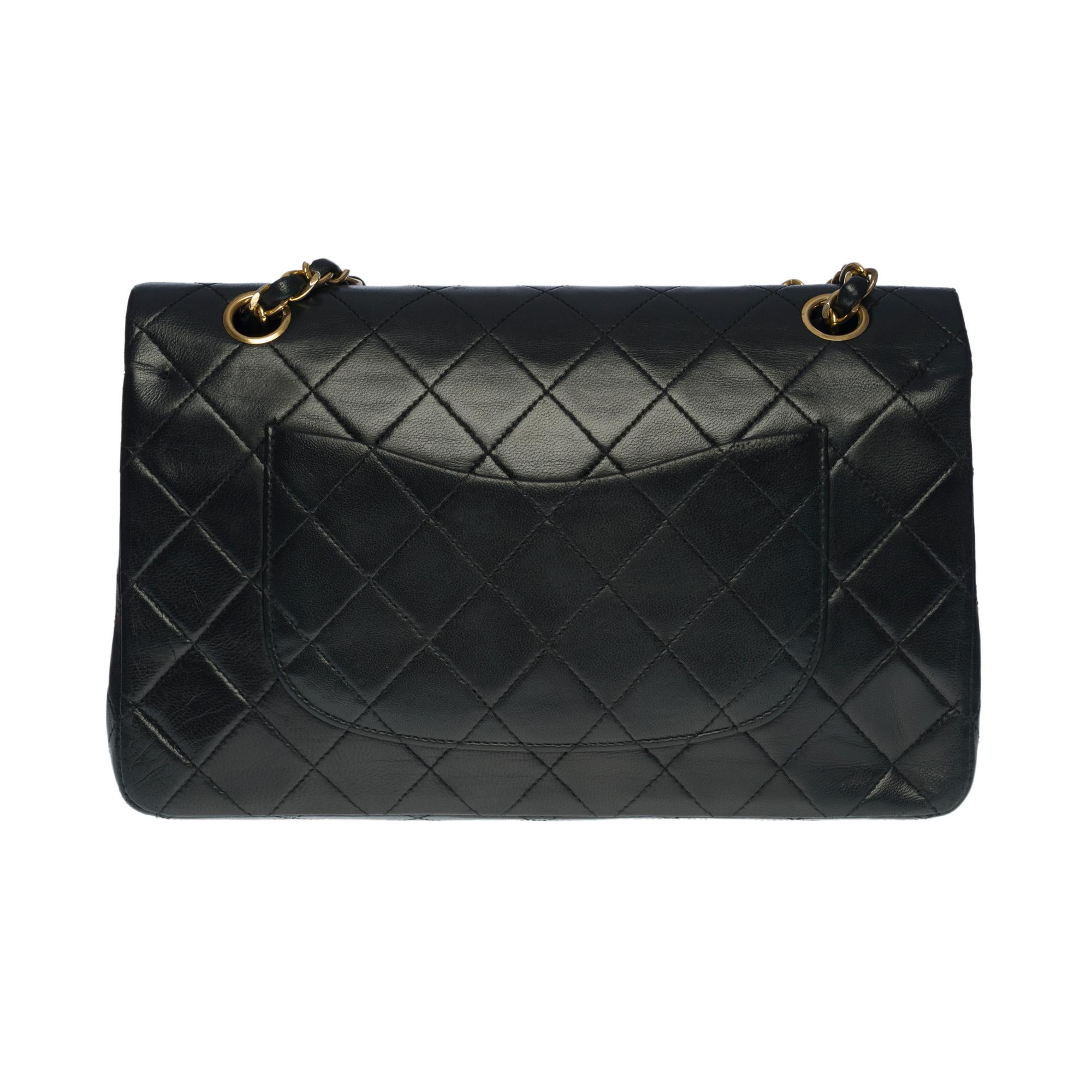 The coveted Chanel Timeless medium 25 cm bag with double flap in black quilted leather, gold metal hardware, gold metal chain interlaced with black leather to be worn on the shoulder and across the body
Pocket on the back of the bag
Flap closure,