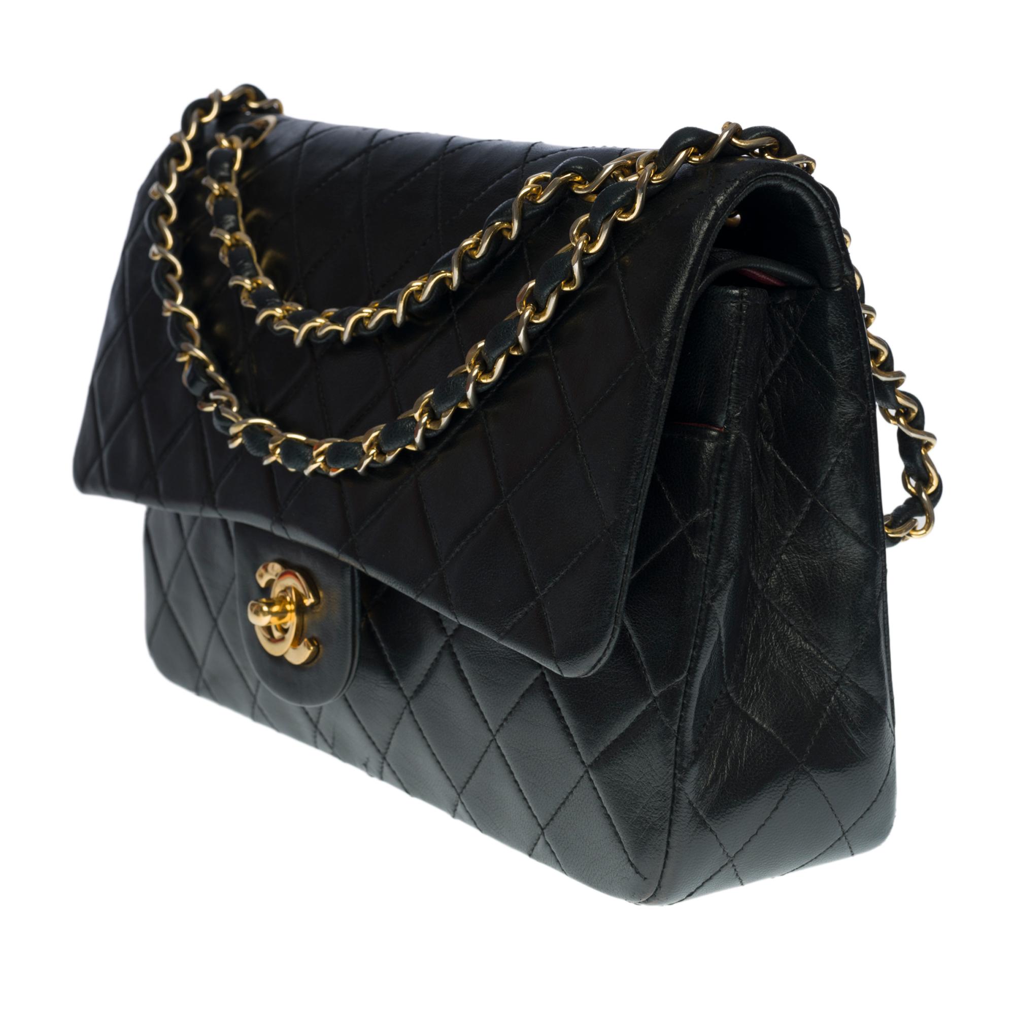Chanel Timeless medium double flap shoulder bag in black quilted lambskin, GHW In Good Condition For Sale In Paris, IDF
