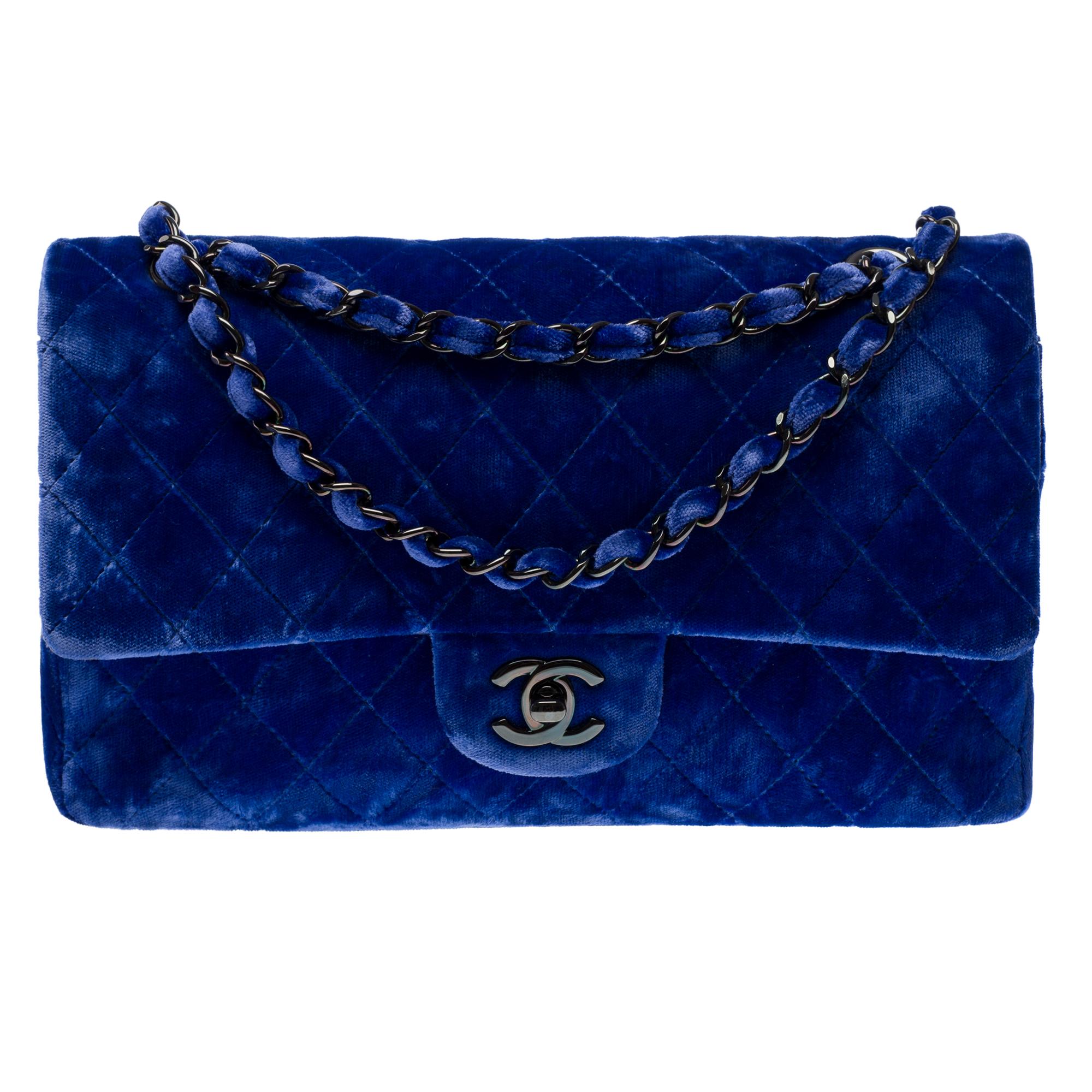 Chanel Timeless Medium double flap shoulder bag in blue quilted velvet , BHW In Excellent Condition For Sale In Paris, IDF