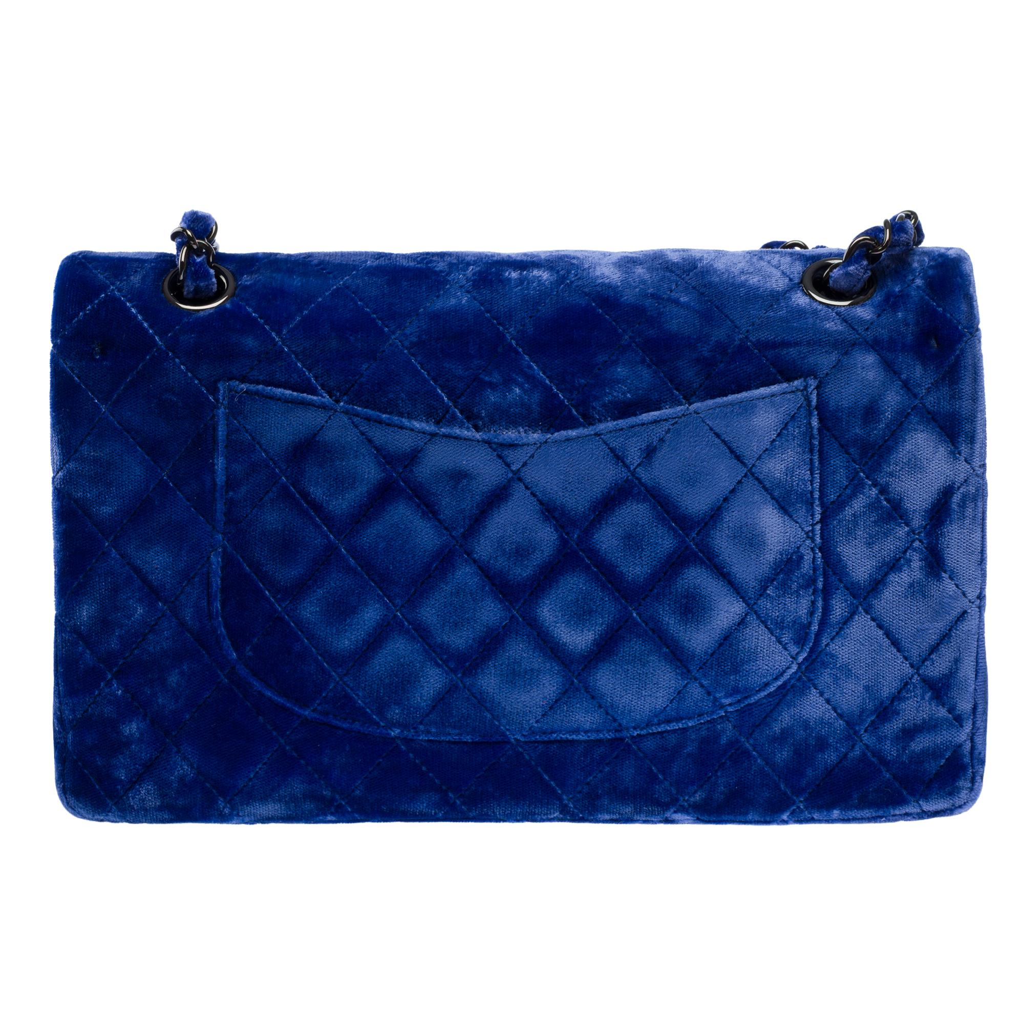 Women's Chanel Timeless Medium double flap shoulder bag in blue quilted velvet , BHW For Sale