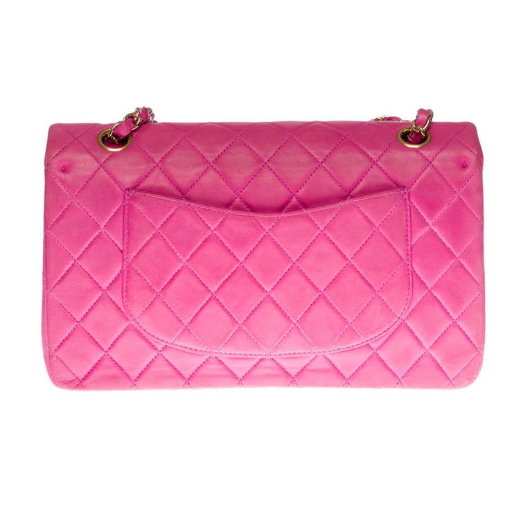 Stunning Chanel Timeless Medium 25cm shoulder bag double flap in pink quilted lambskin leather , silver metal hardware, a silver metal chain handle intertwined with pink leather allowing a hand or shoulder support
Silver metal flap closure
Patch
