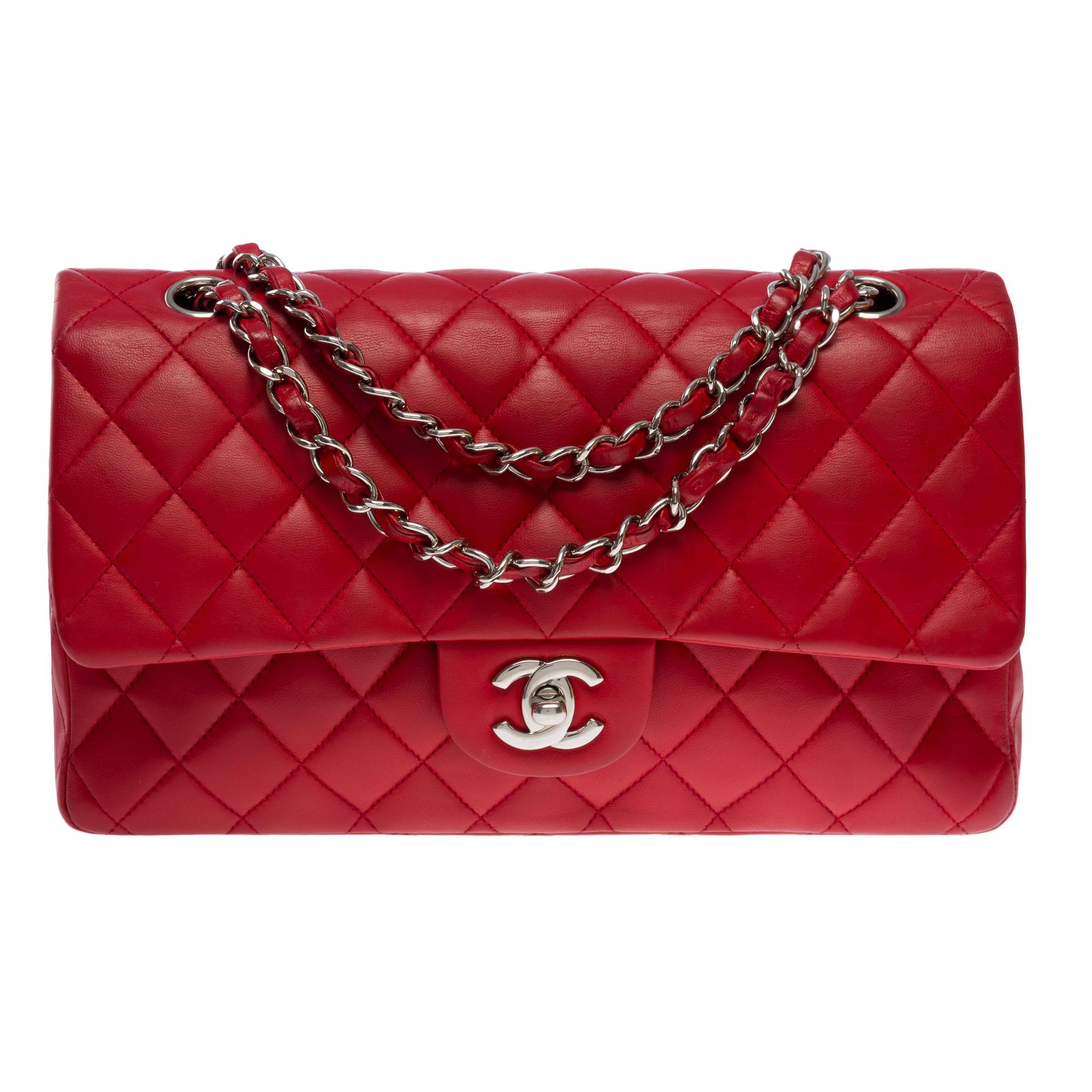 Exceptional Chanel Timeless medium double flap shoulder bag in red quilted lambskin leather, silver metal hardware, silver metal chain handle interlaced with red leather for shoulder and crossbody carry

Pocket on the back of the bag
Flap closure,