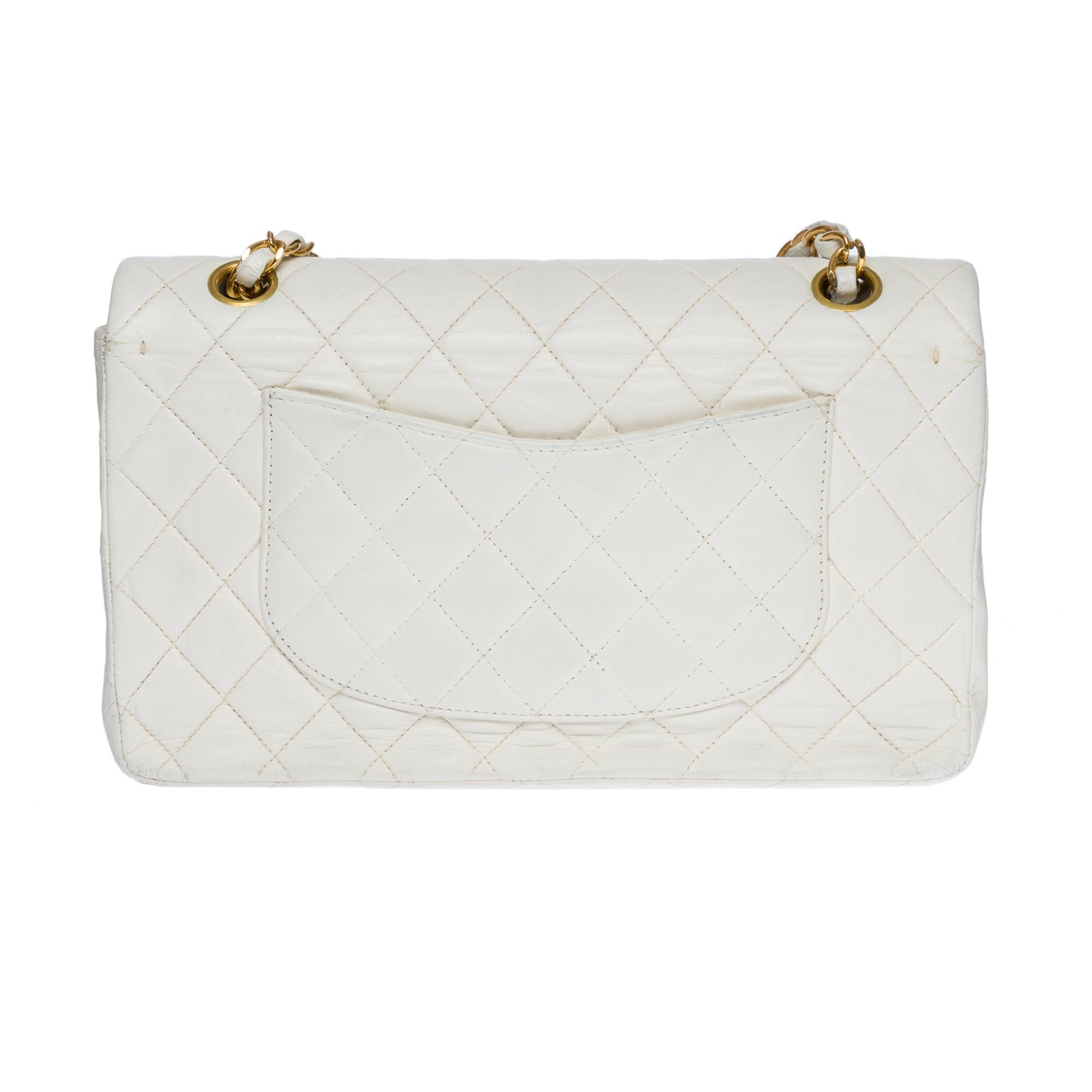 Chanel Timeless Medium double flap Shoulder bag in White quilted lambskin, GHW In Good Condition In Paris, IDF