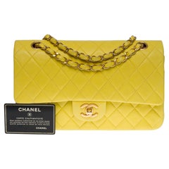 Chanel Timeless Medium Umhängetasche mit doppelter Klappe aus gelbem gestepptem Lammfell , BGHW