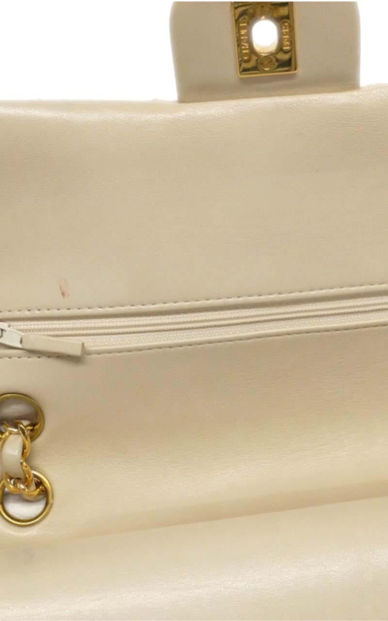 Chanel Timeless medium handbag in Ivory quilted leather and gold hardware 3
