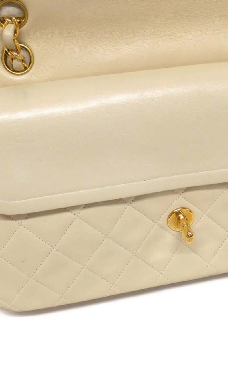 Chanel Timeless medium handbag in Ivory quilted leather and gold hardware 4