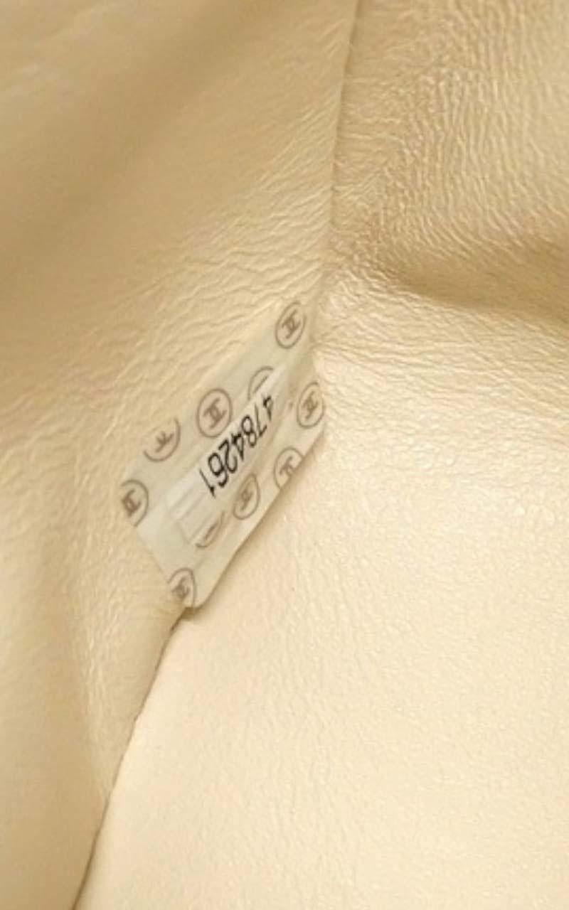 Chanel Timeless medium handbag in Ivory quilted leather and gold hardware In Good Condition In Paris, FR