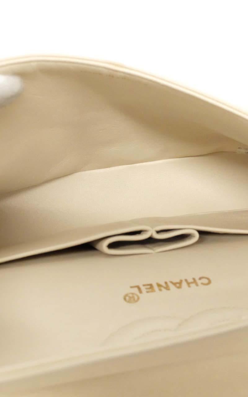 Chanel Timeless medium handbag in Ivory quilted leather and gold hardware 1