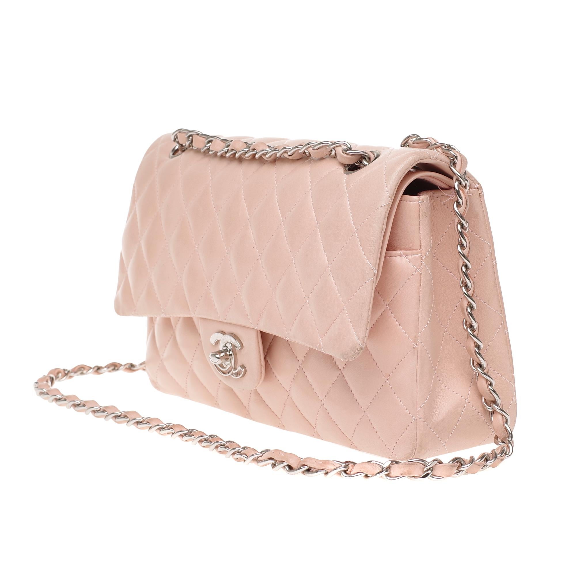 Chanel Timeless mittelgroße Handtasche aus rosa gestepptem Leder und silberner Hardware im Zustand „Gut“ in Paris, IDF