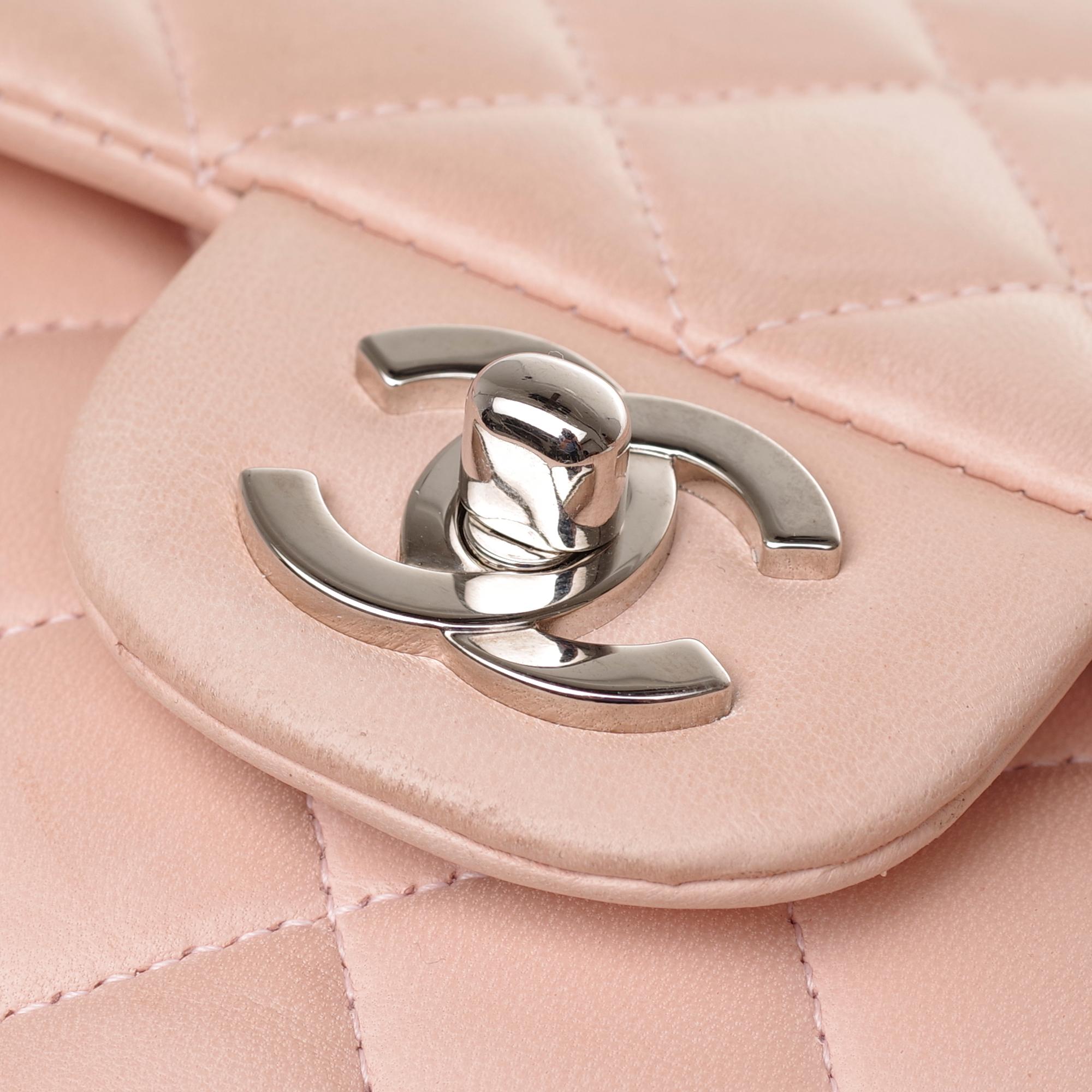 Chanel Timeless medium handbag in pink quilted leather and silver hardware In Good Condition In Paris, IDF