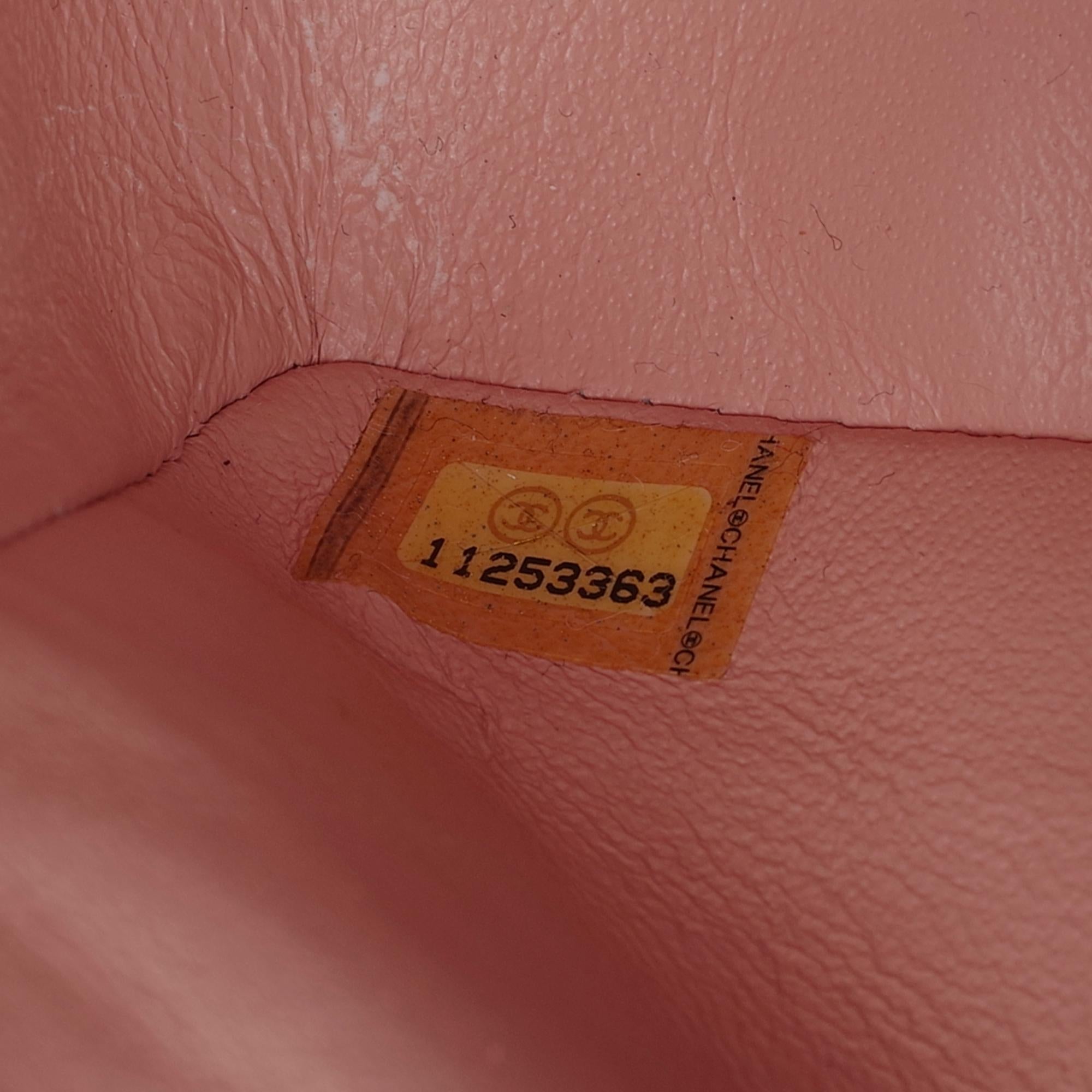 Chanel Timeless mittelgroße Handtasche aus rosa gestepptem Leder und silberner Hardware 3