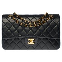 Chanel Timeless Medium Shoulder bag in black quilted leather and gold hardware