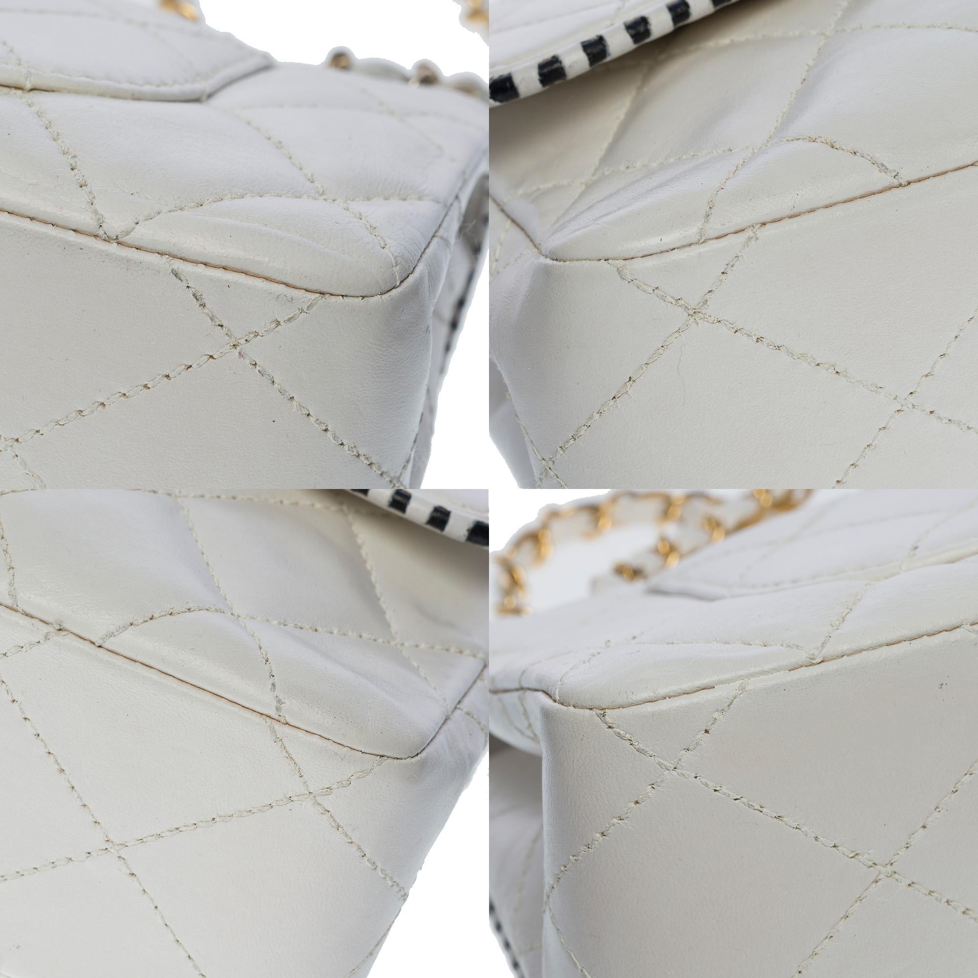 Chanel Timeless Medium Umhängetasche mit einzelner Klappe aus weißem gestepptem Leder, GHW im Angebot 6