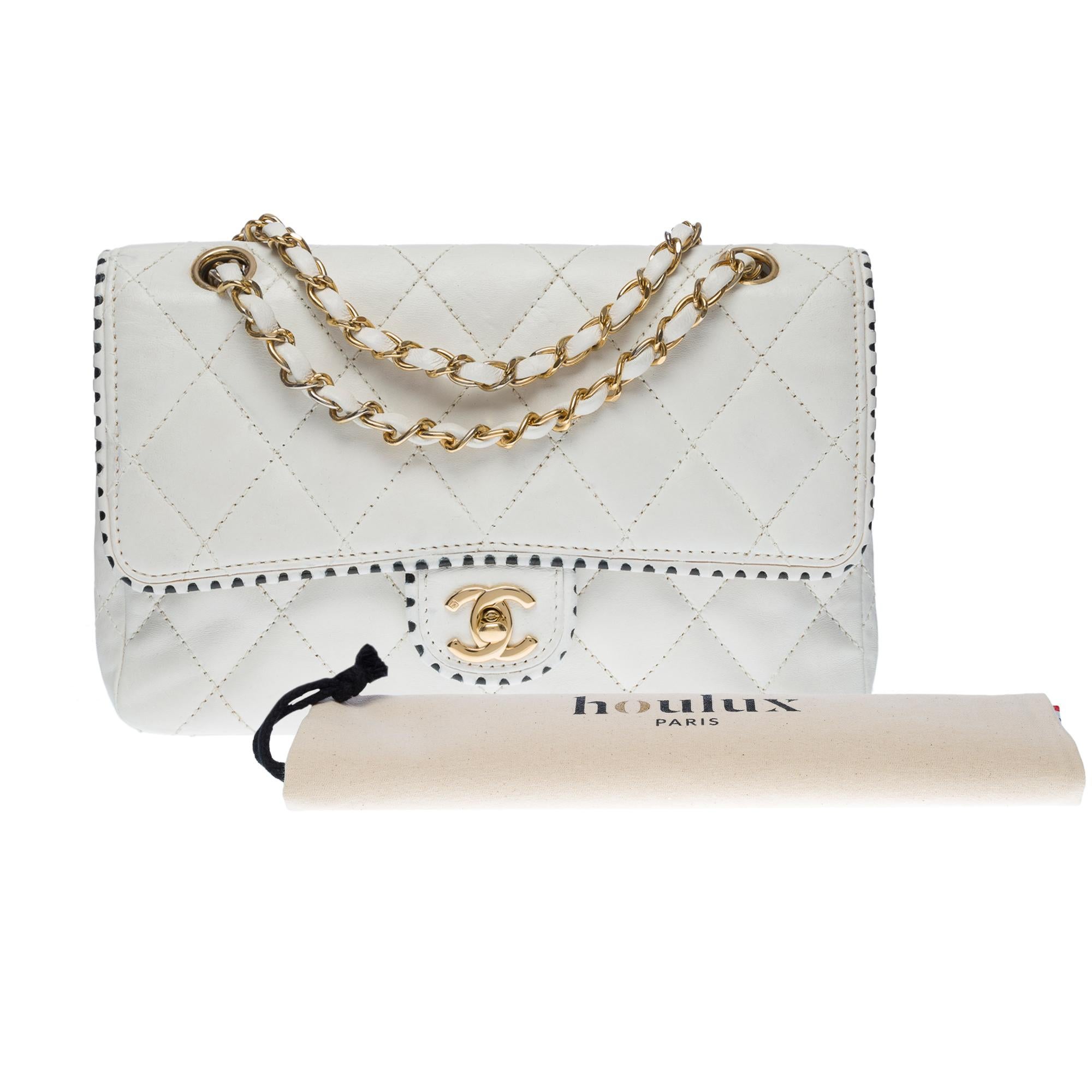 Chanel Timeless Medium Umhängetasche mit einzelner Klappe aus weißem gestepptem Leder, GHW im Angebot 7
