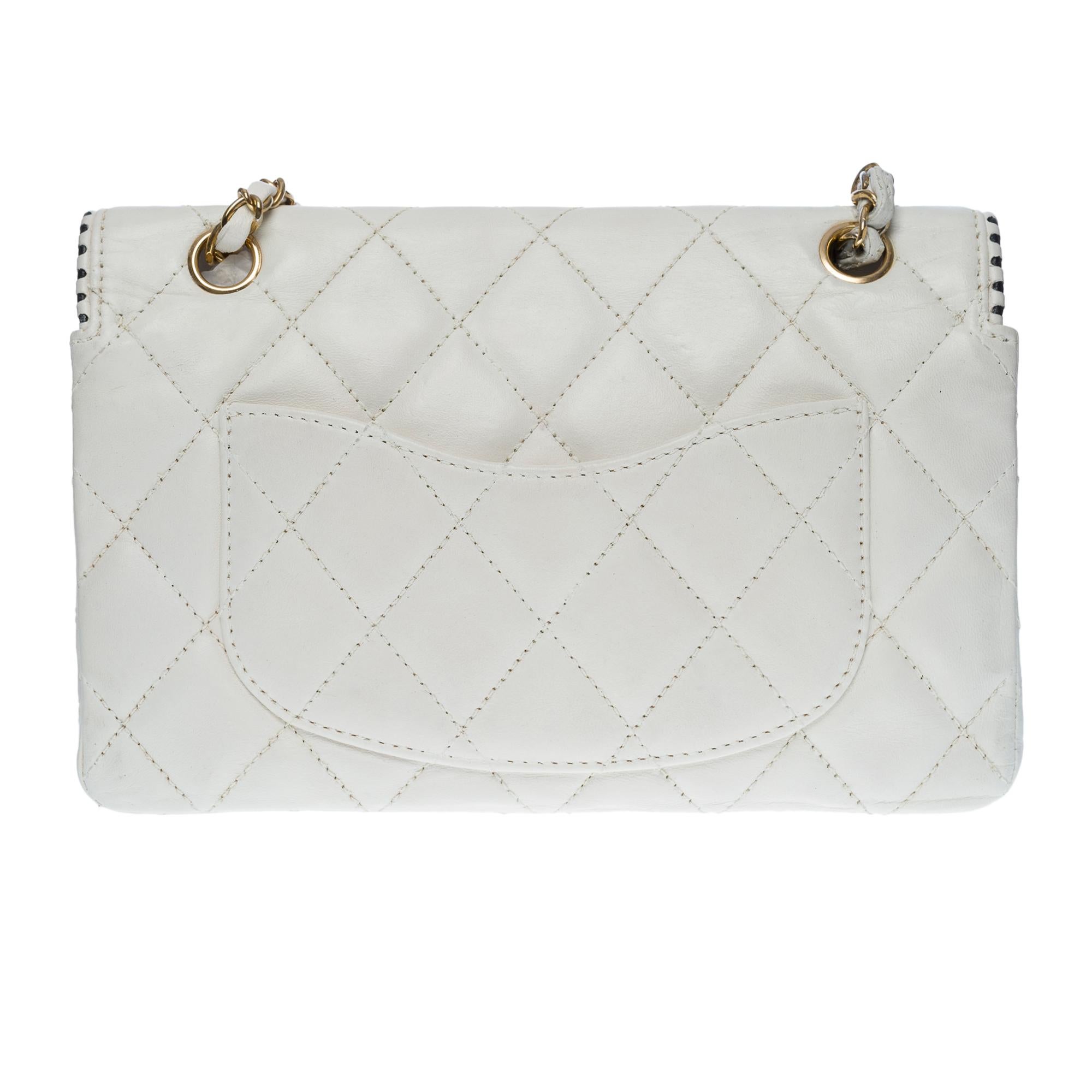 Lovely limited edition Chanel Timeless Medium size single flap shoulder bag in white quilted leather and navy edging dotted on flap, gold metal hardware, gold metal chain interwoven with white leather
Flap closure, gold-tone CC clasp
White leather