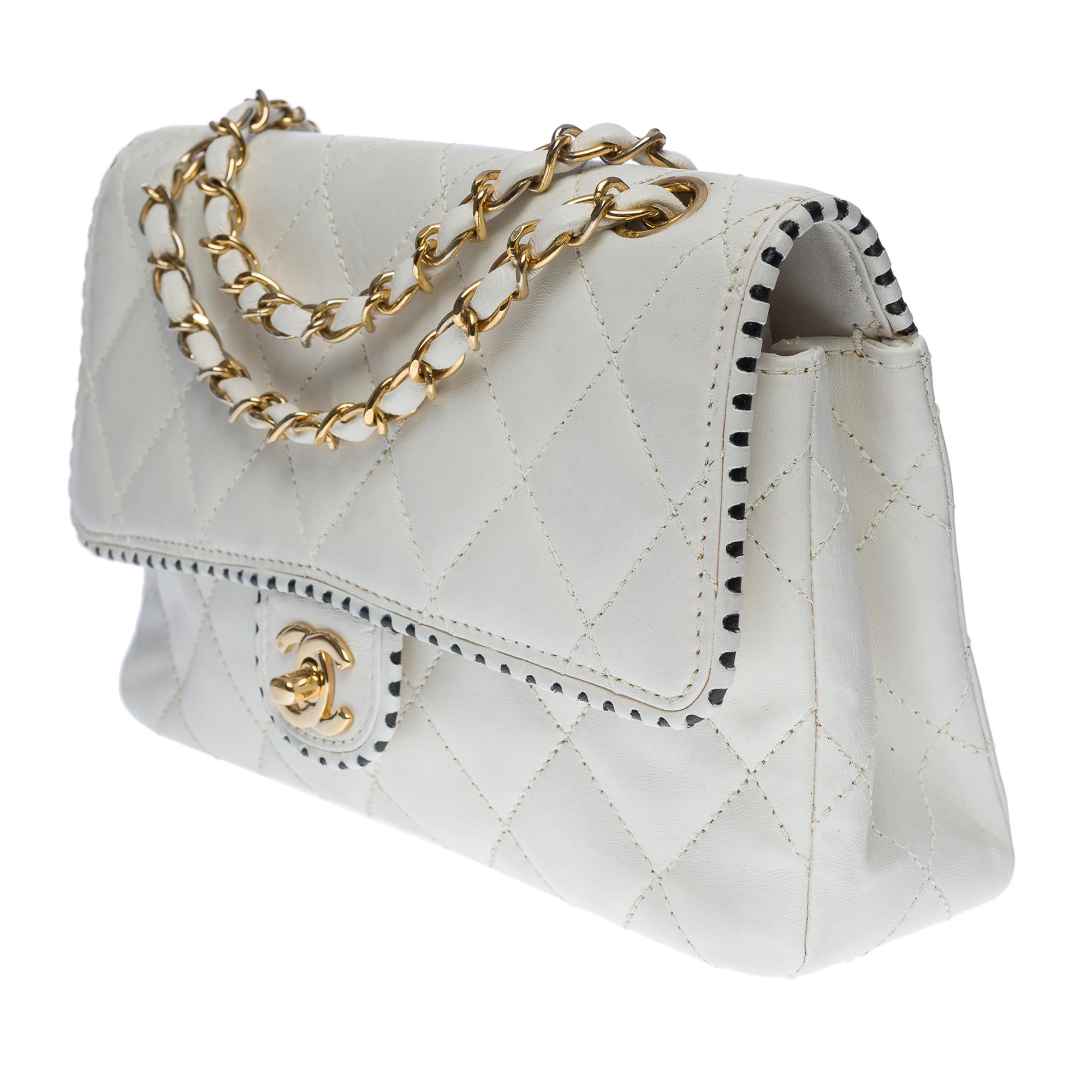 Chanel Timeless Medium single flap shoulder bag in white quilted leather, GHW In Good Condition For Sale In Paris, IDF