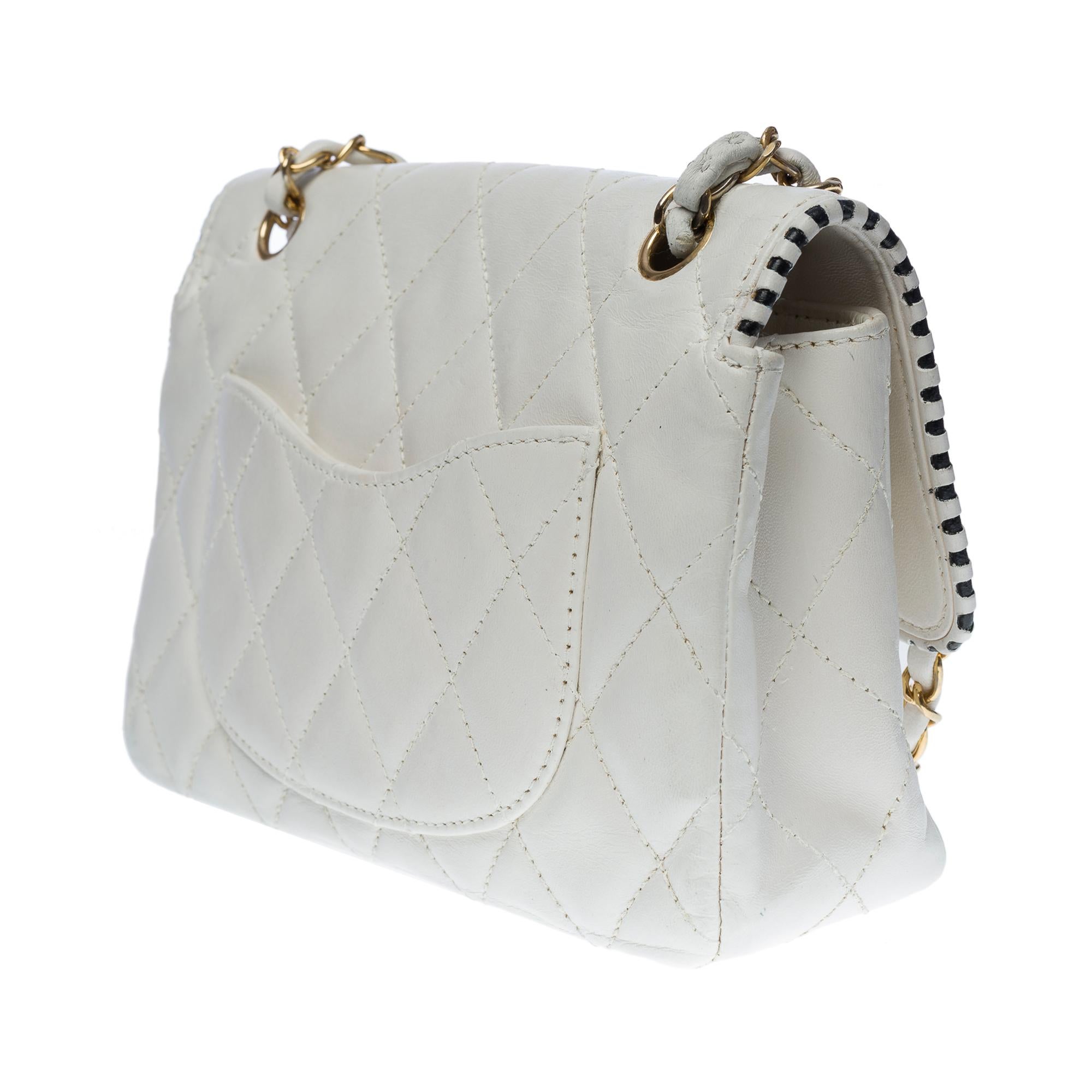 Chanel Timeless Medium Umhängetasche mit einzelner Klappe aus weißem gestepptem Leder, GHW Damen im Angebot