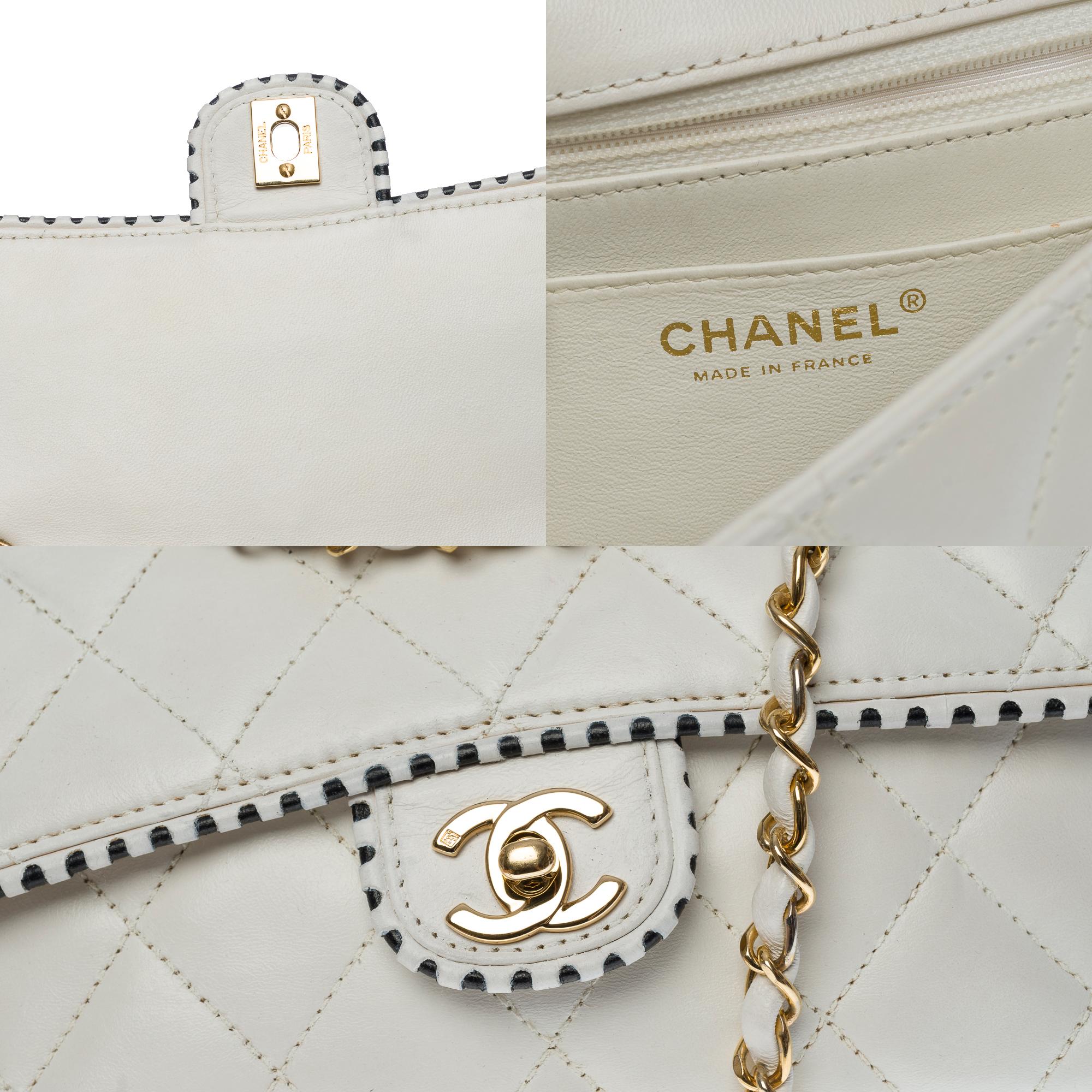 Chanel Timeless Medium Umhängetasche mit einzelner Klappe aus weißem gestepptem Leder, GHW im Angebot 1