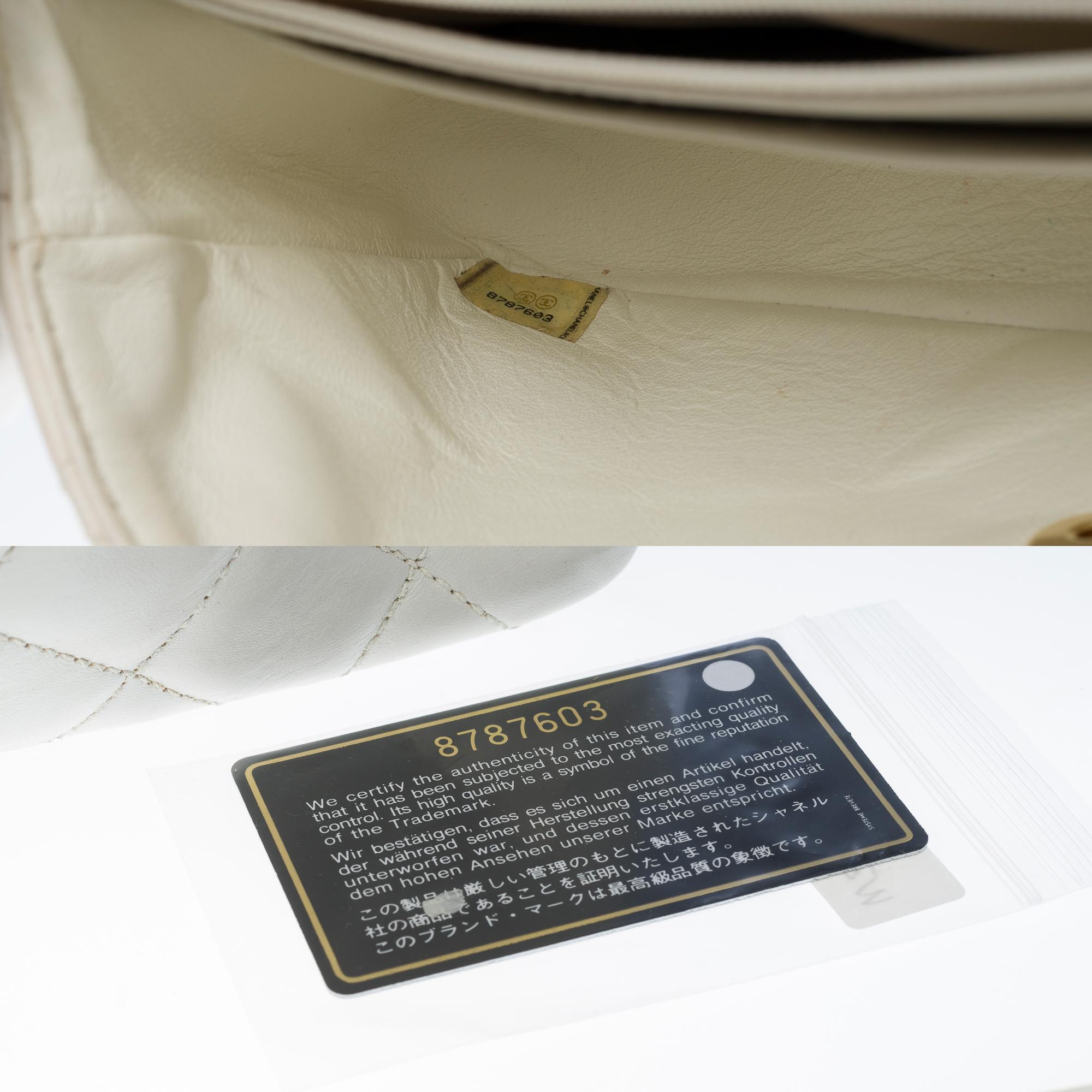 Chanel Timeless Medium Umhängetasche mit einzelner Klappe aus weißem gestepptem Leder, GHW im Angebot 2