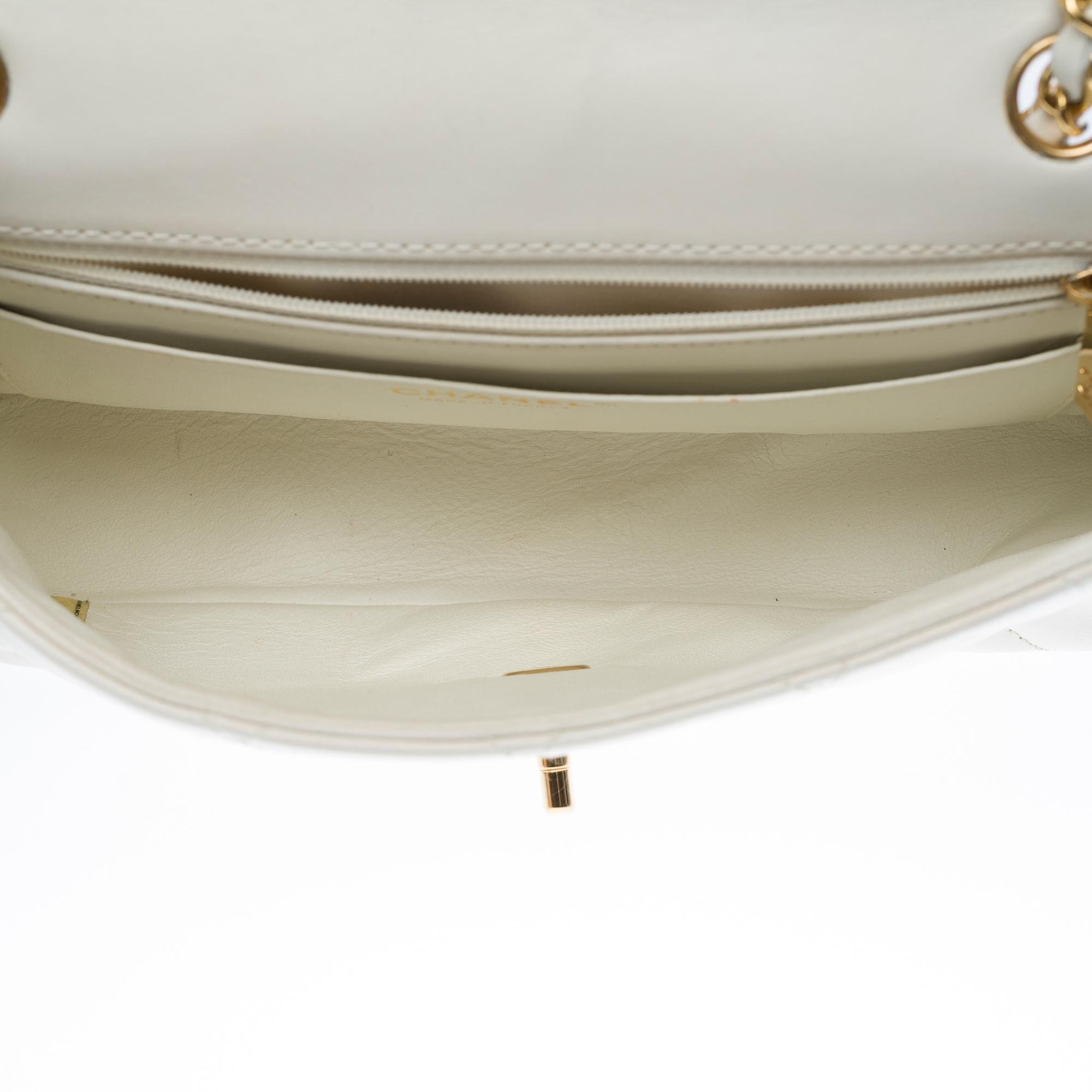 Chanel Timeless Medium Umhängetasche mit einzelner Klappe aus weißem gestepptem Leder, GHW im Angebot 3
