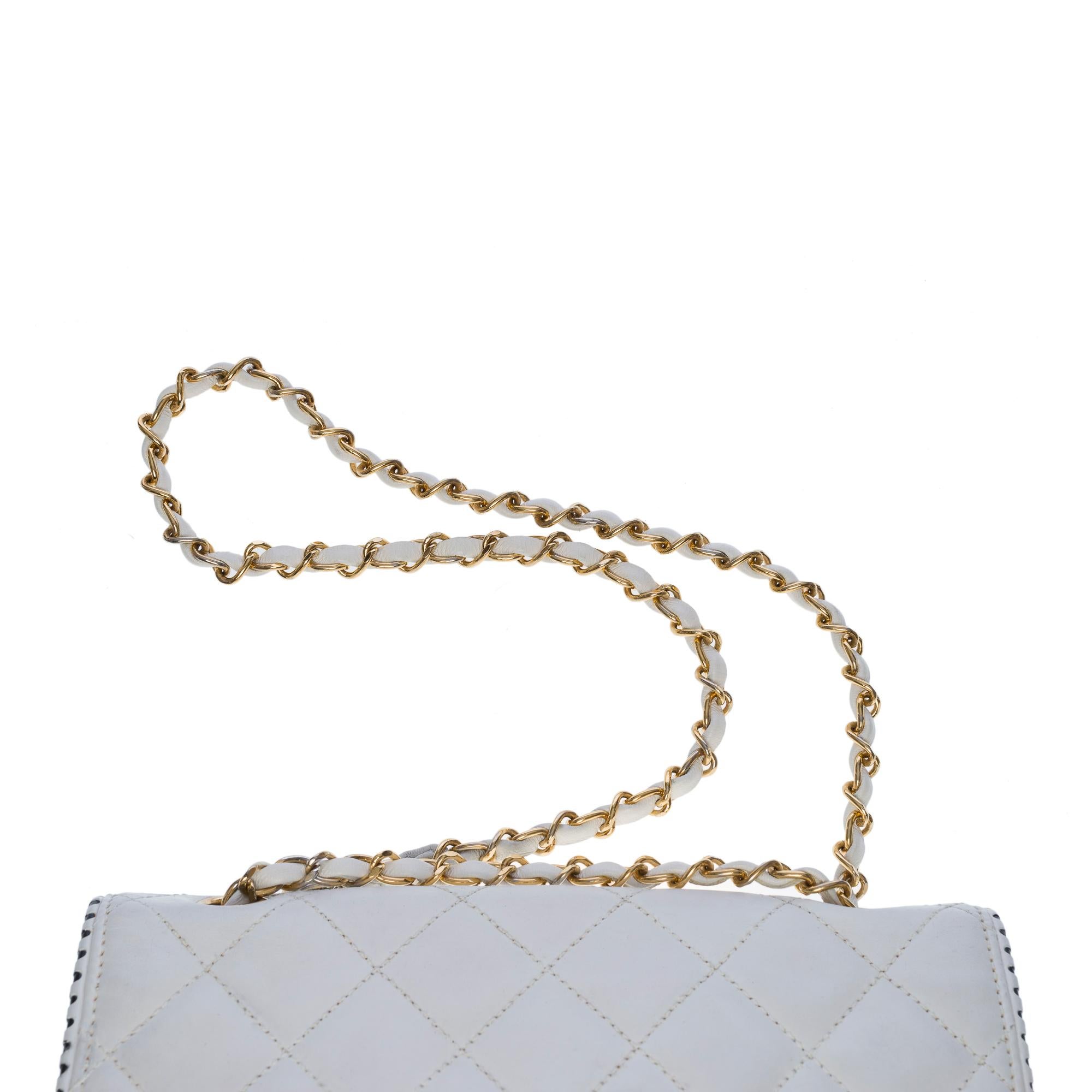 Chanel Timeless Medium Umhängetasche mit einzelner Klappe aus weißem gestepptem Leder, GHW im Angebot 4