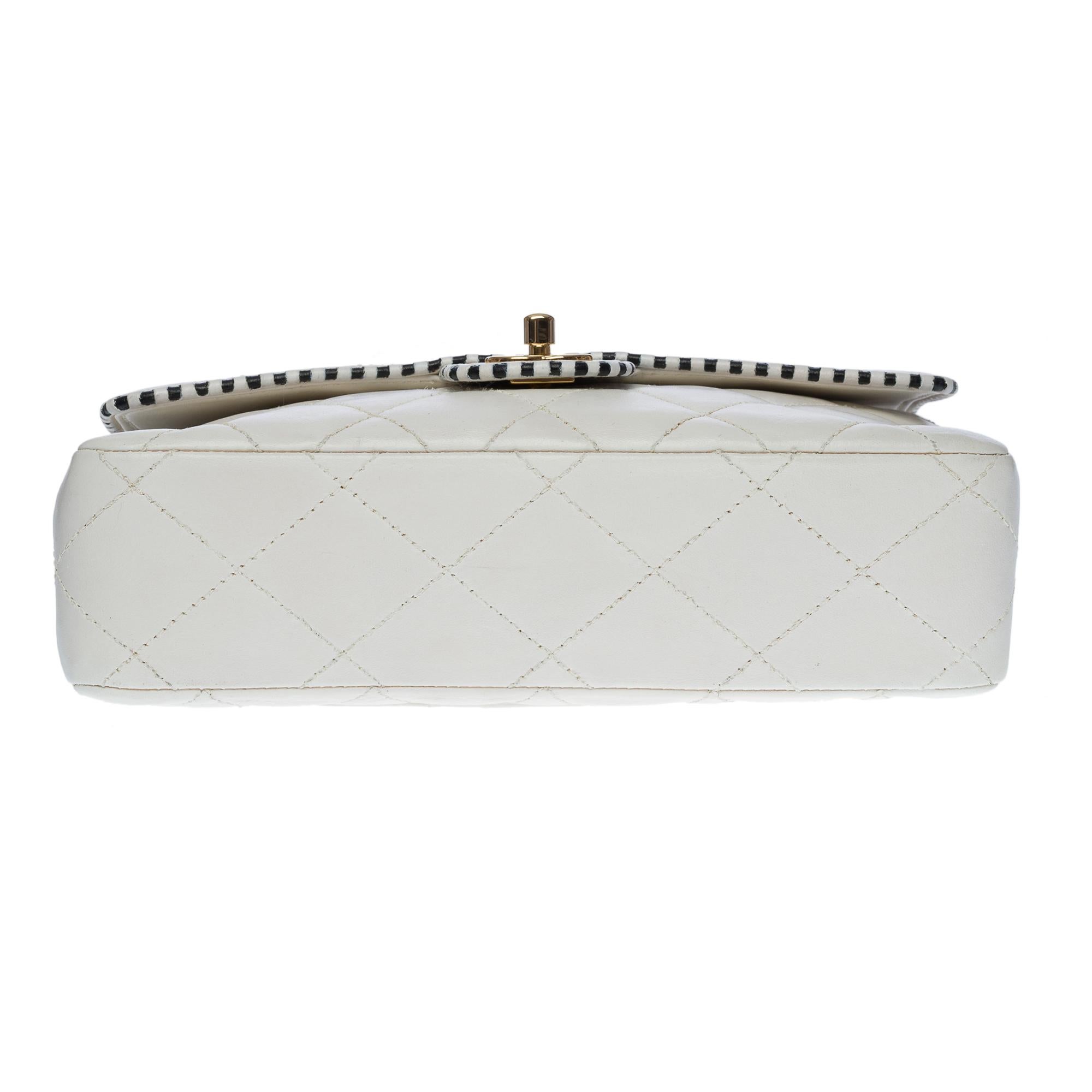 Chanel Timeless Medium Umhängetasche mit einzelner Klappe aus weißem gestepptem Leder, GHW im Angebot 5