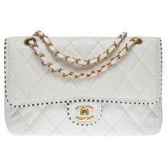 Chanel Timeless Medium single flap shoulder bag in white quilted leather, GHW