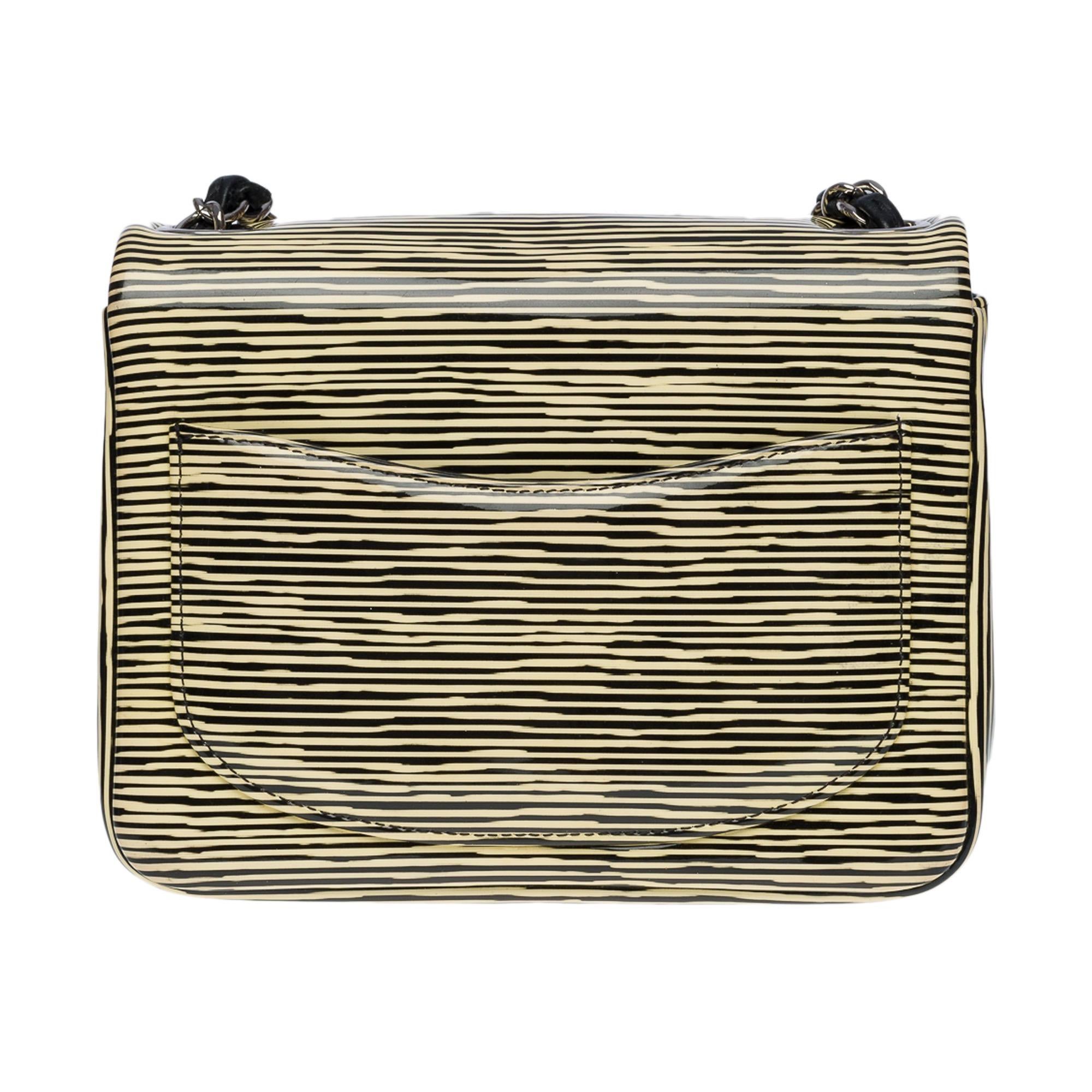 Splendida e rara borsa Chanel Timeless Mini Flap in vernice nera e gialla a righe, finiture in metallo argentato, manico a catena in metallo argentato intrecciato con pelle nera per sostenere la spalla
Tasca per lo zaino
Chiusura con patta, chiusura
