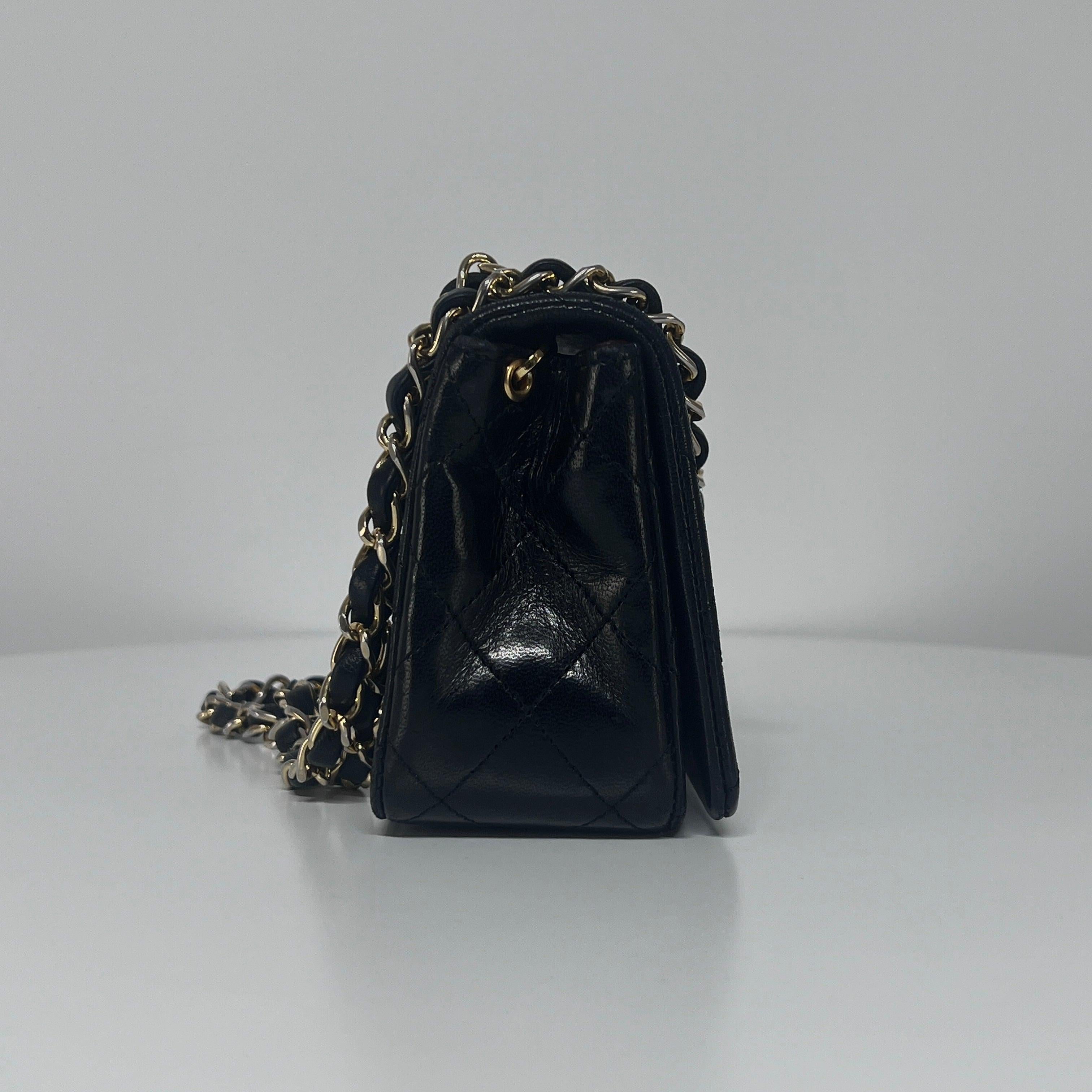 Chanel Timeless Mini Borsa rettangolare con patta in pelle d'agnello nera 1989-1991 in vendita 6