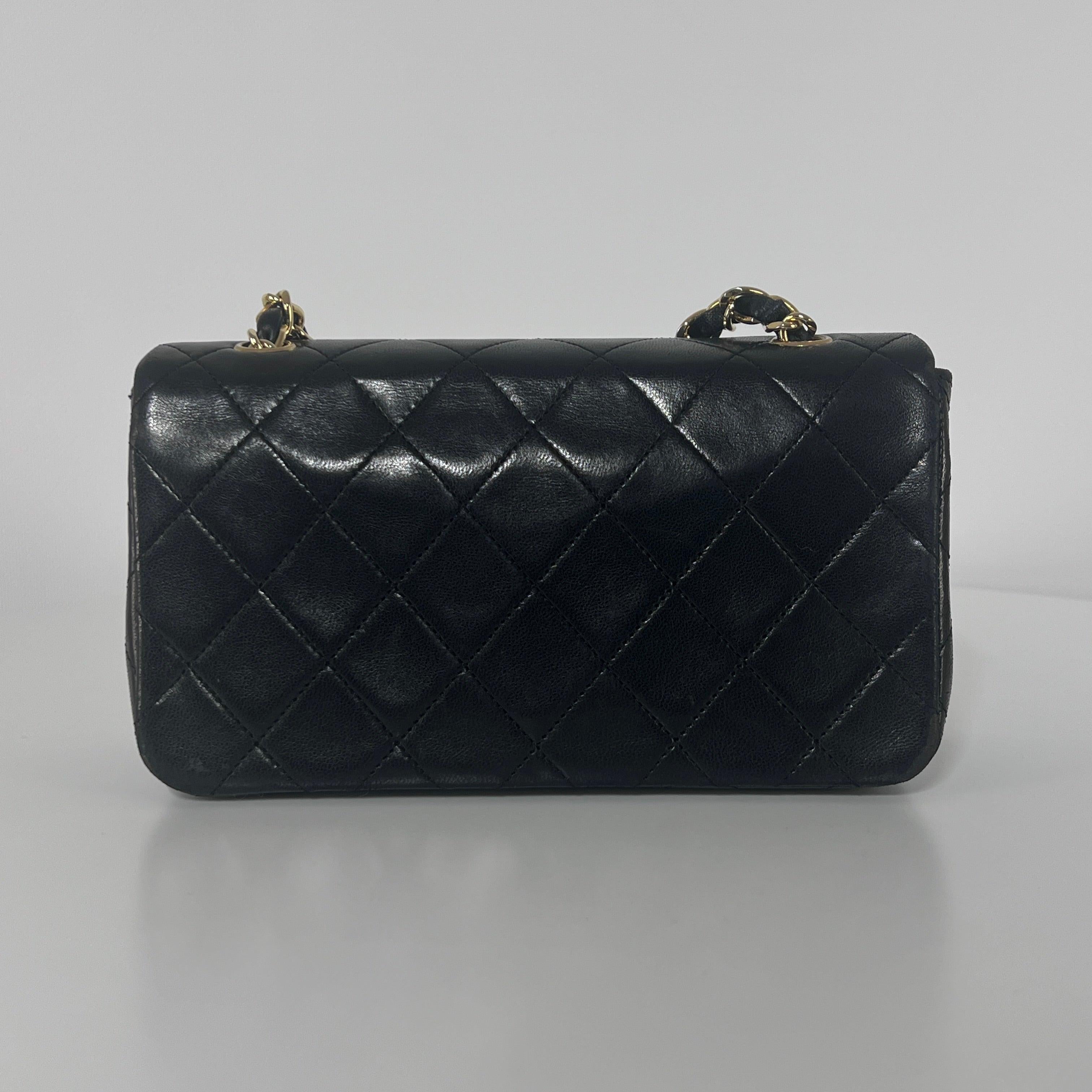 Chanel Timeless Mini Borsa rettangolare con patta in pelle d'agnello nera 1989-1991 in vendita 7