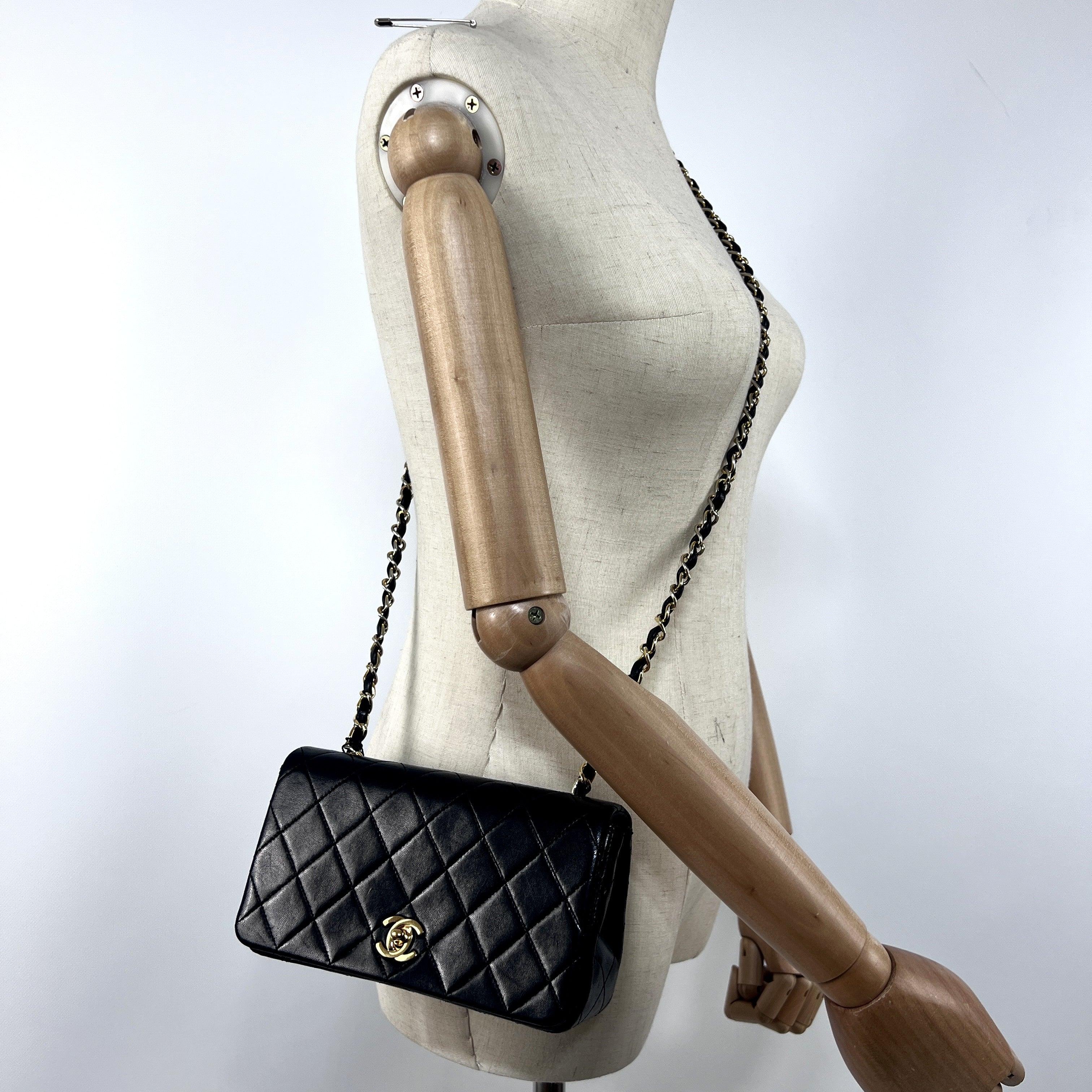 Nero Chanel Timeless Mini Borsa rettangolare con patta in pelle d'agnello nera 1989-1991 in vendita