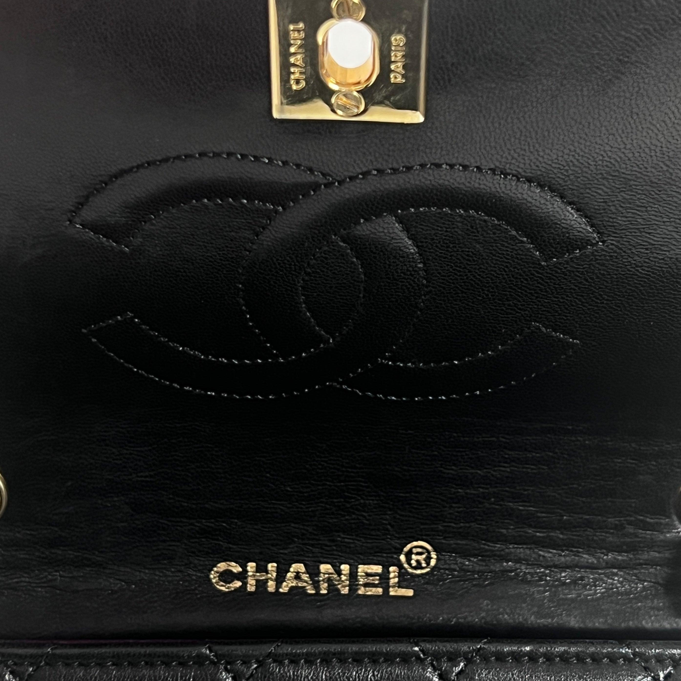 Chanel Timeless Mini Borsa rettangolare con patta in pelle d'agnello nera 1989-1991 in vendita 1