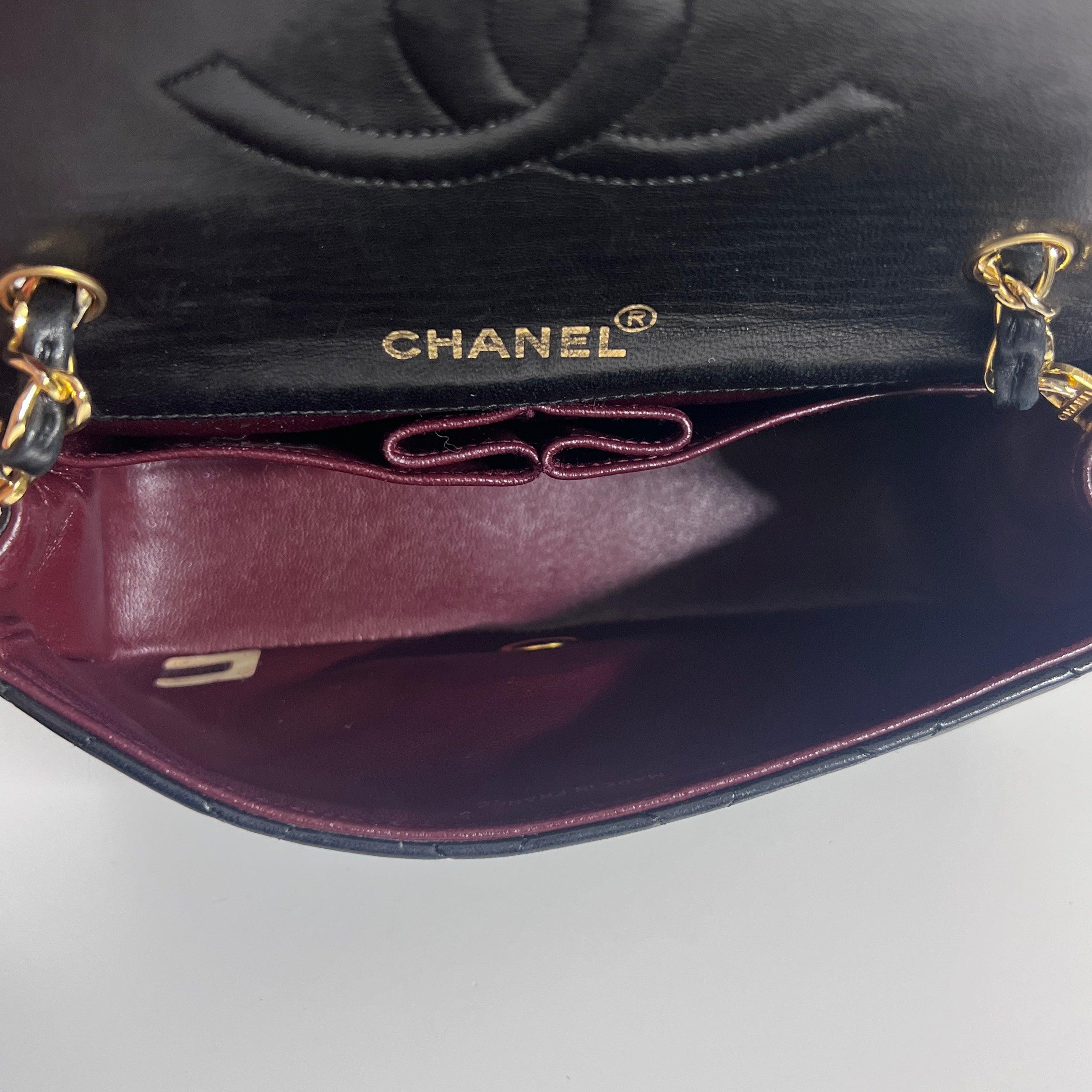 Chanel Timeless Mini Borsa rettangolare con patta in pelle d'agnello nera 1989-1991 in vendita 2