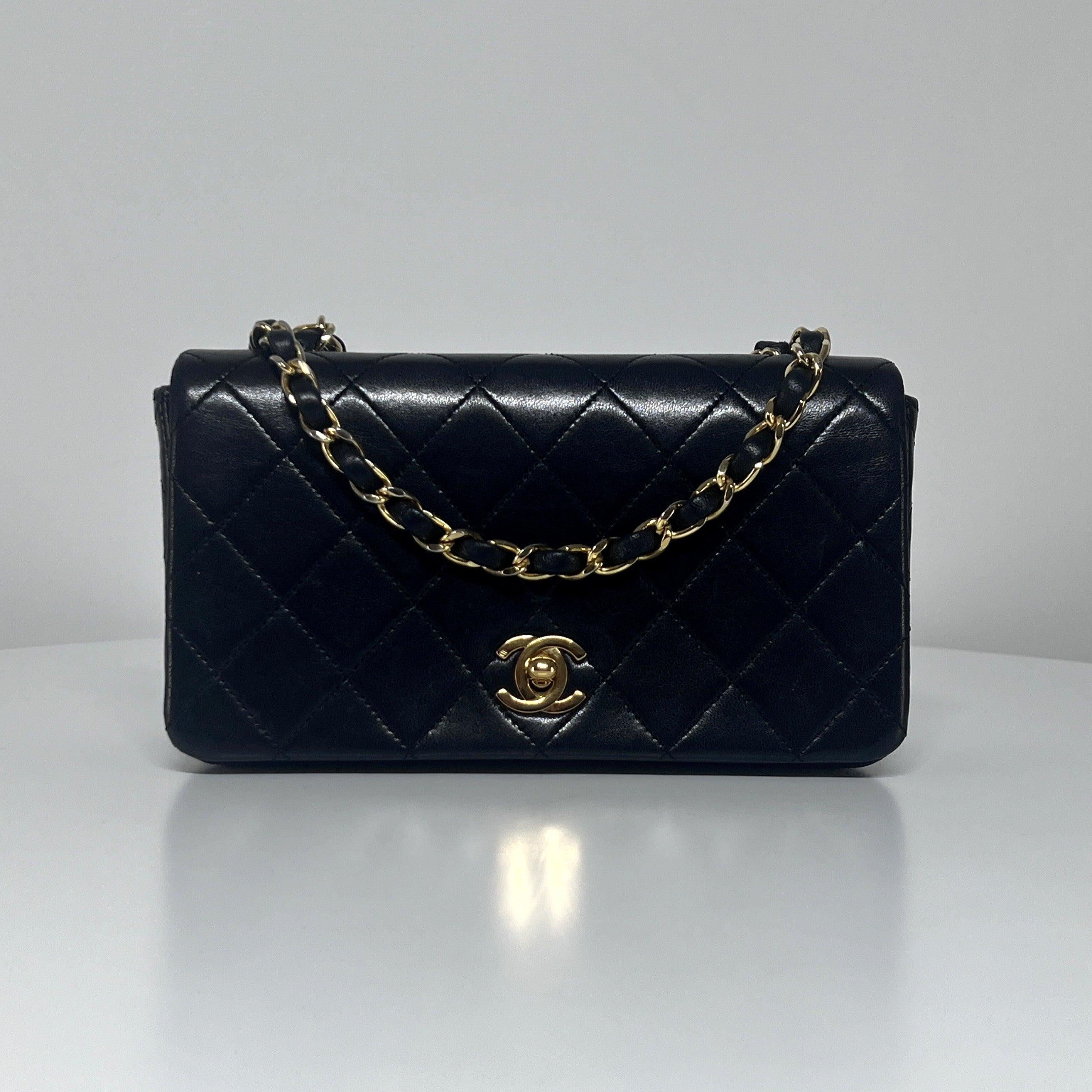 Chanel Timeless Mini Borsa rettangolare con patta in pelle d'agnello nera 1989-1991 in vendita 3