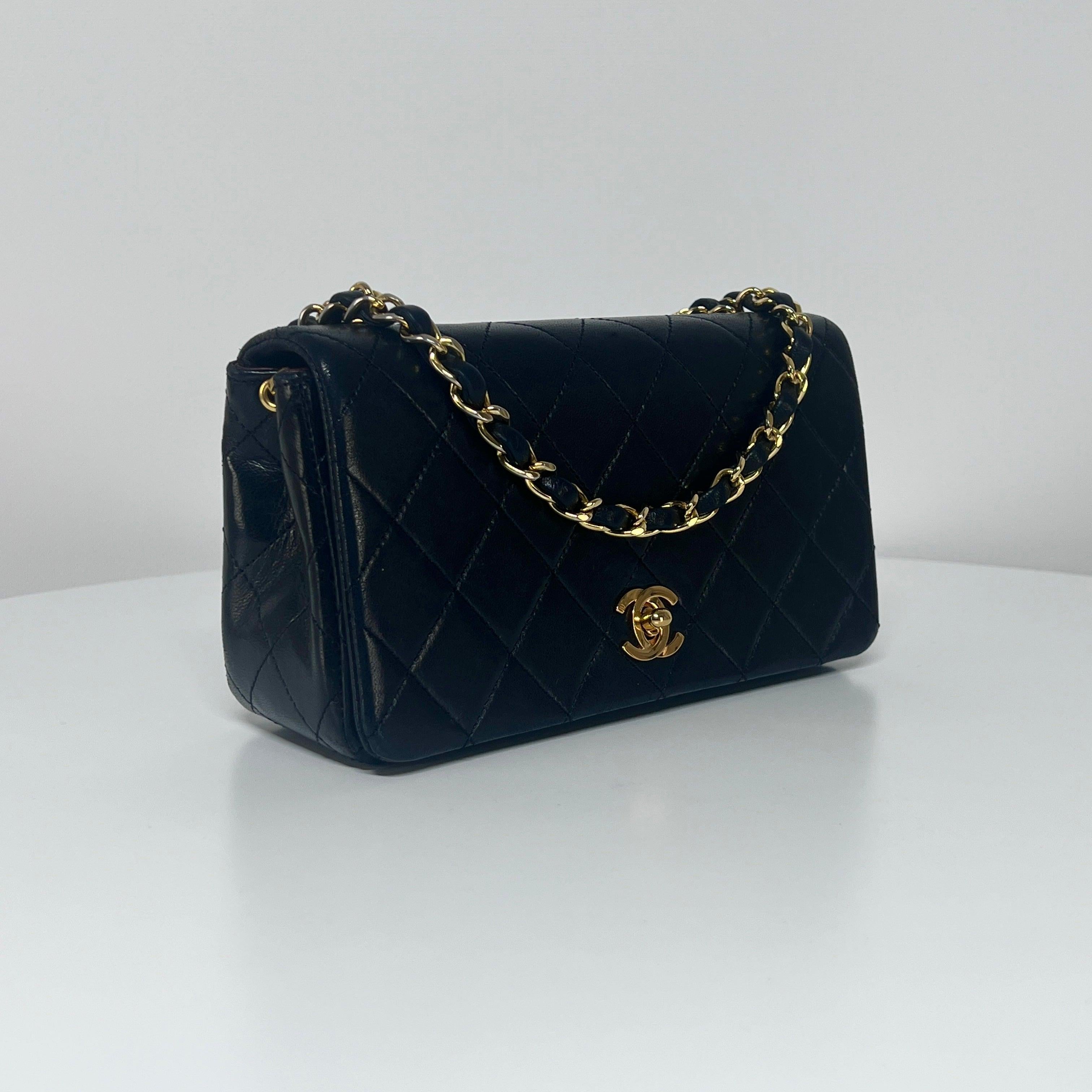 Chanel Timeless Mini Borsa rettangolare con patta in pelle d'agnello nera 1989-1991 in vendita 4