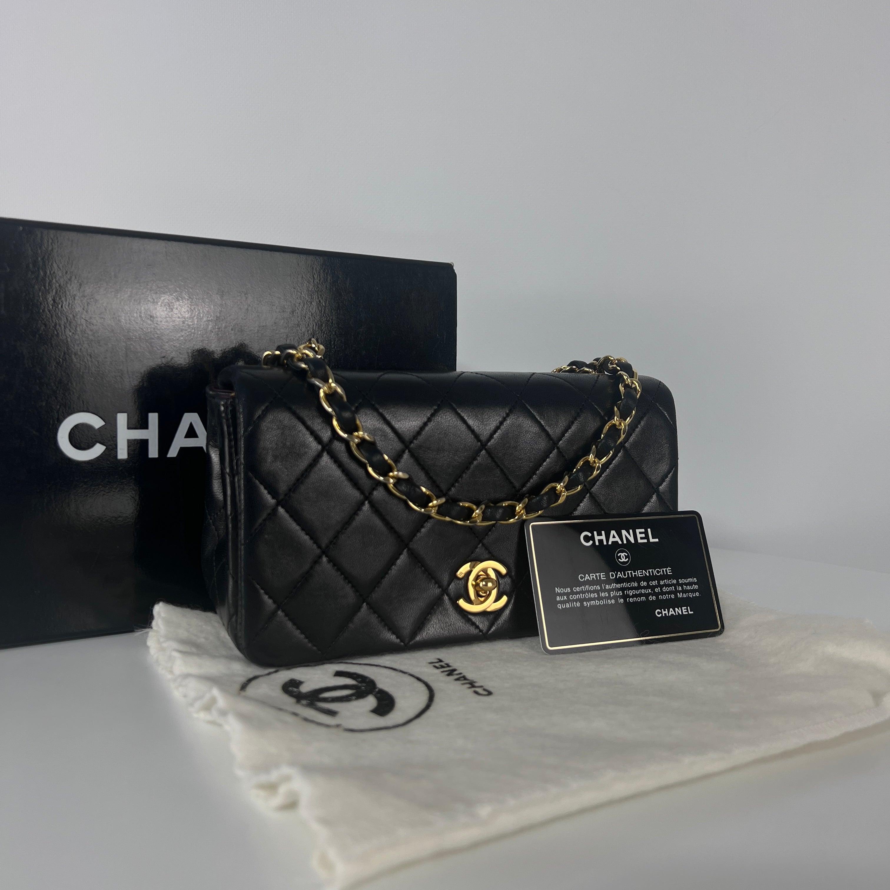 Chanel Timeless Mini Borsa rettangolare con patta in pelle d'agnello nera 1989-1991 in vendita 5