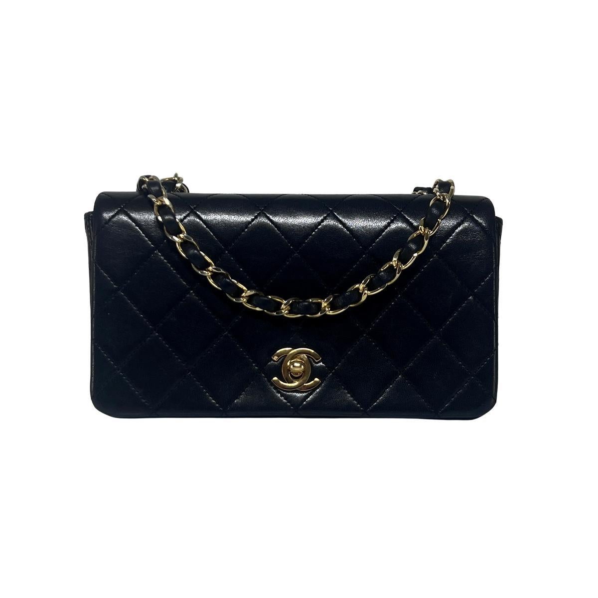 Magnifica borsa a tracolla Chanel modello Timeless Classique Mini Rectangular Single Flap, realizzata in pelle d'agnello noir matelassé e ornata da una bijouterie dorée placcata o 24 carati. Il modello iconico, creato alla fine degli anni '80 sotto