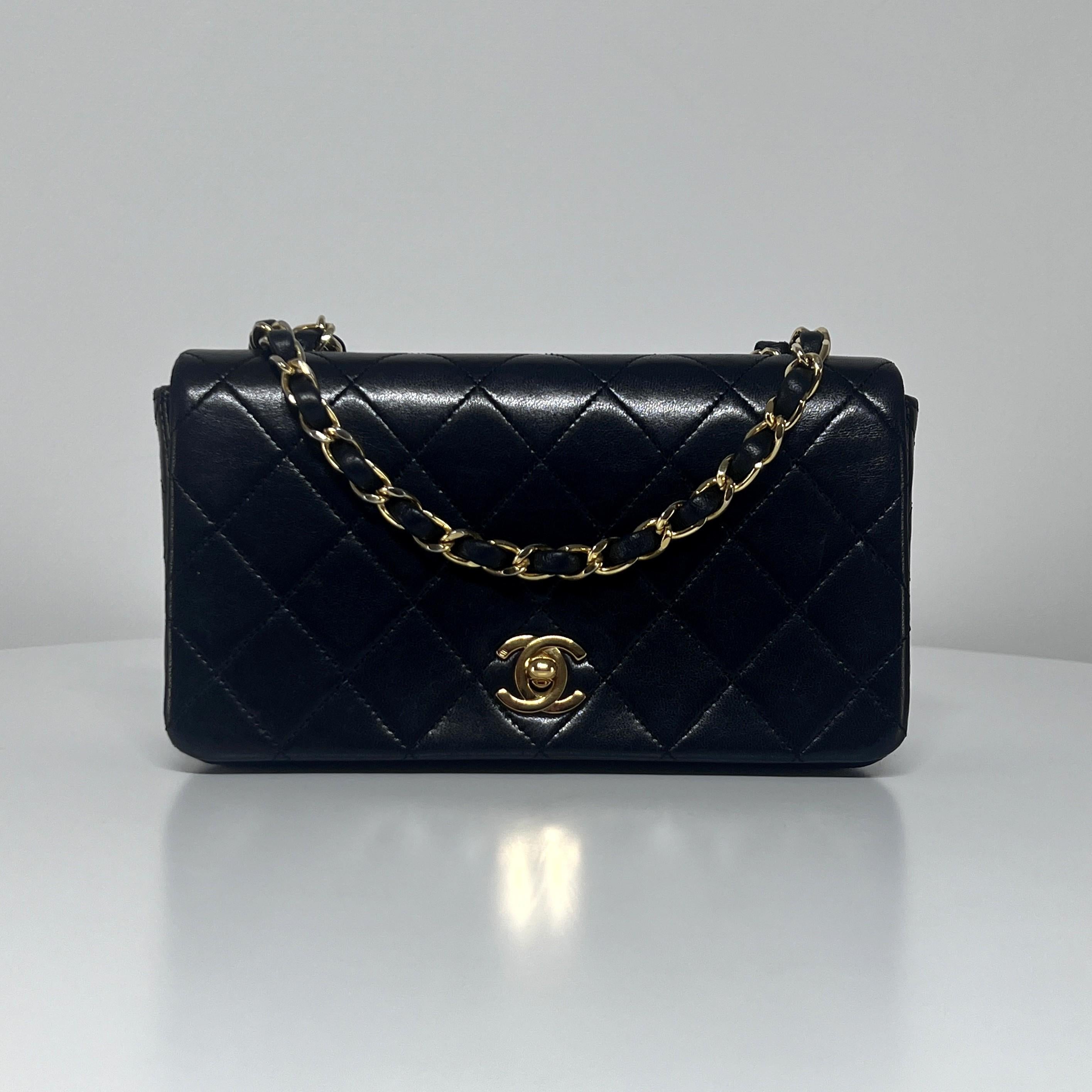 Chanel Timeless Mini Borsa rettangolare con patta in pelle d'agnello nera 1989-1991 in vendita