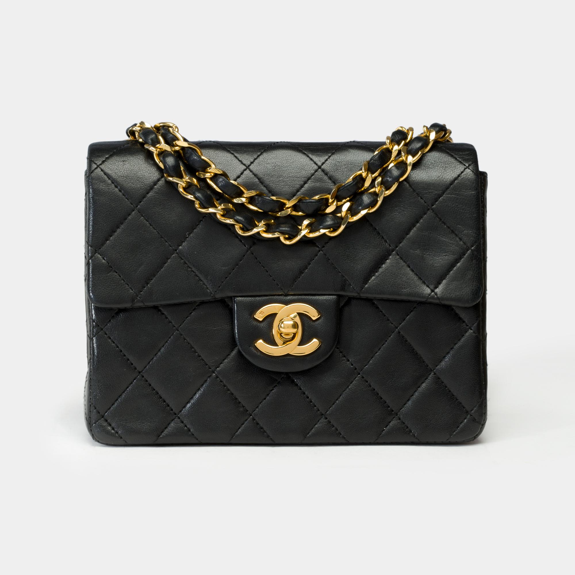 Splendida borsa Chanel Mini Timeless Flap in pelle d'agnello trapuntata nera, catena in metallo dorato intrecciata con pelle nera da portare a mano, a spalla o a tracolla.  

Chiusura: Patta e chiusura a girello in metallo dorato
Interno: Pelle